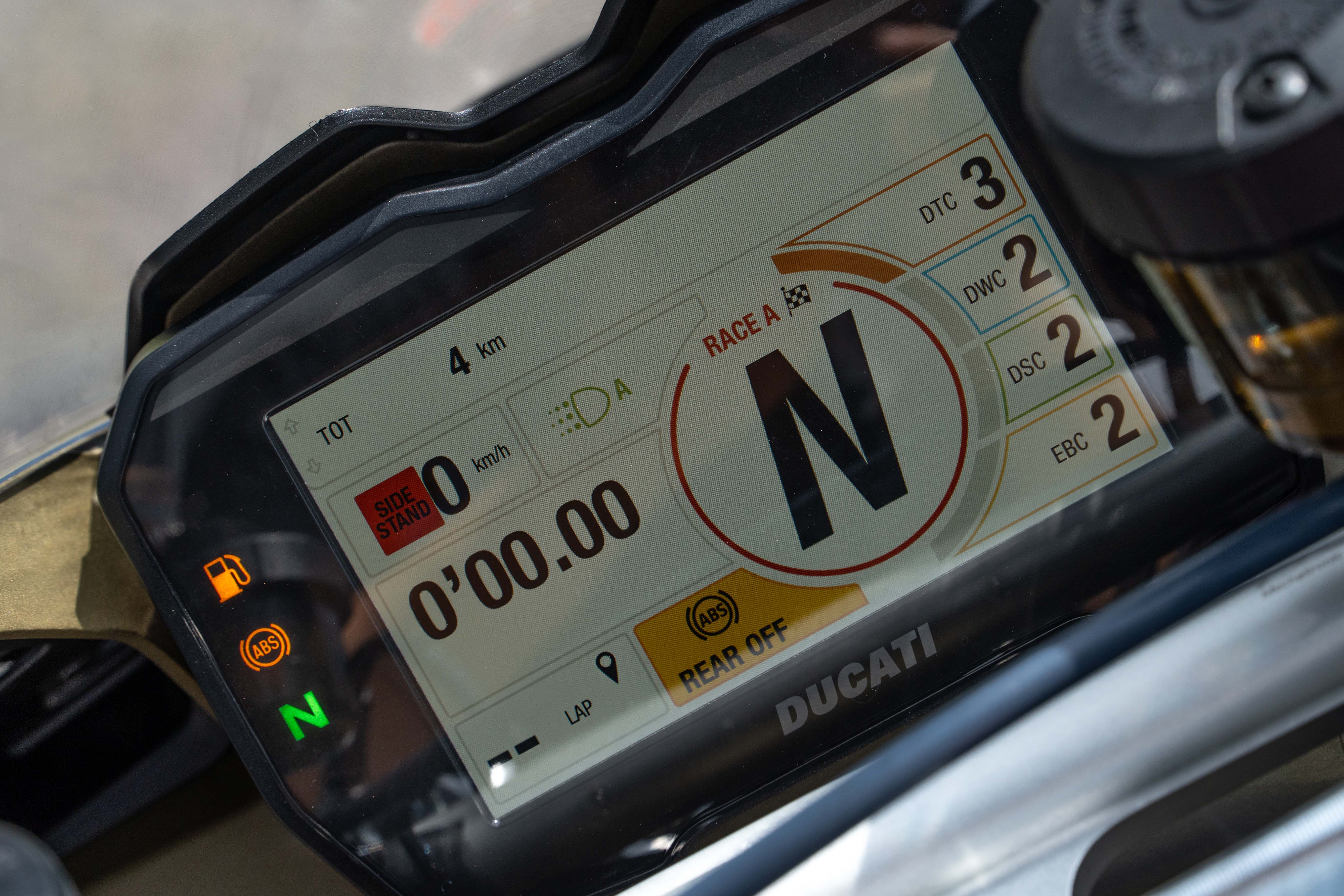 Ducati Panigale V4 SP 2022 đầu tiên về Việt Nam, giá bán hơn 1,3 tỷ đồng Ducati Panigale V4 SP 2022  (12).jpg