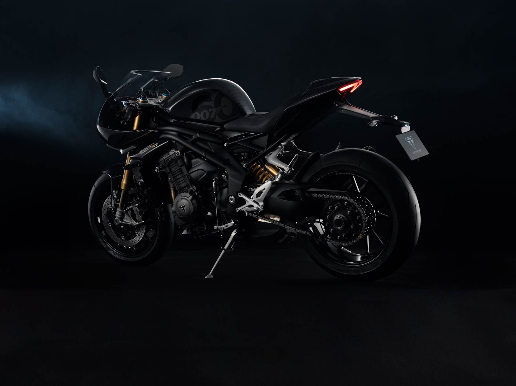 Triumph Speed Triple 1200 RR Bond Edition giới hạn 60 chiếc trên thế giới Triumph Speed Triple 1200 RR Bond Edition (5).jpg