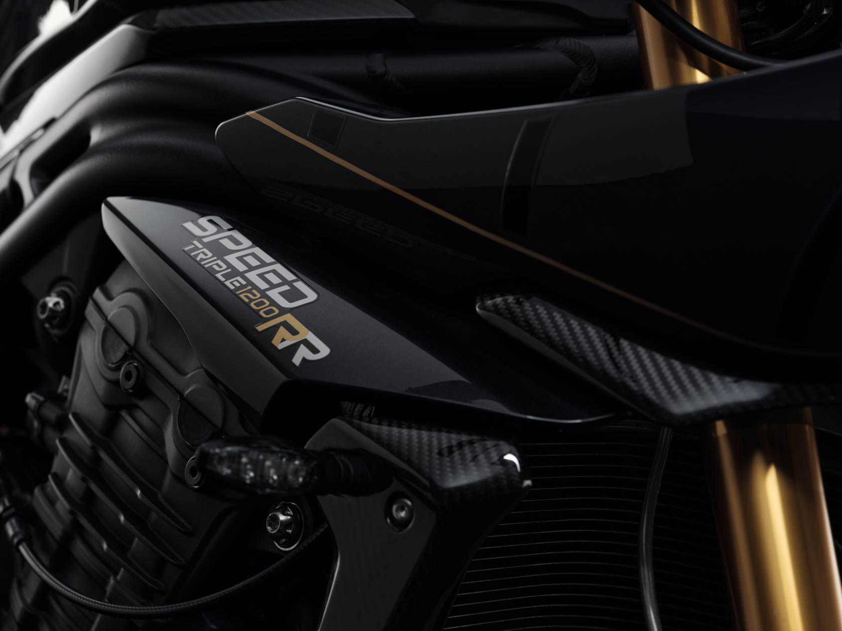 Triumph Speed Triple 1200 RR Bond Edition giới hạn 60 chiếc trên thế giới Triumph Speed Triple 1200 RR Bond Edition (7).jpg