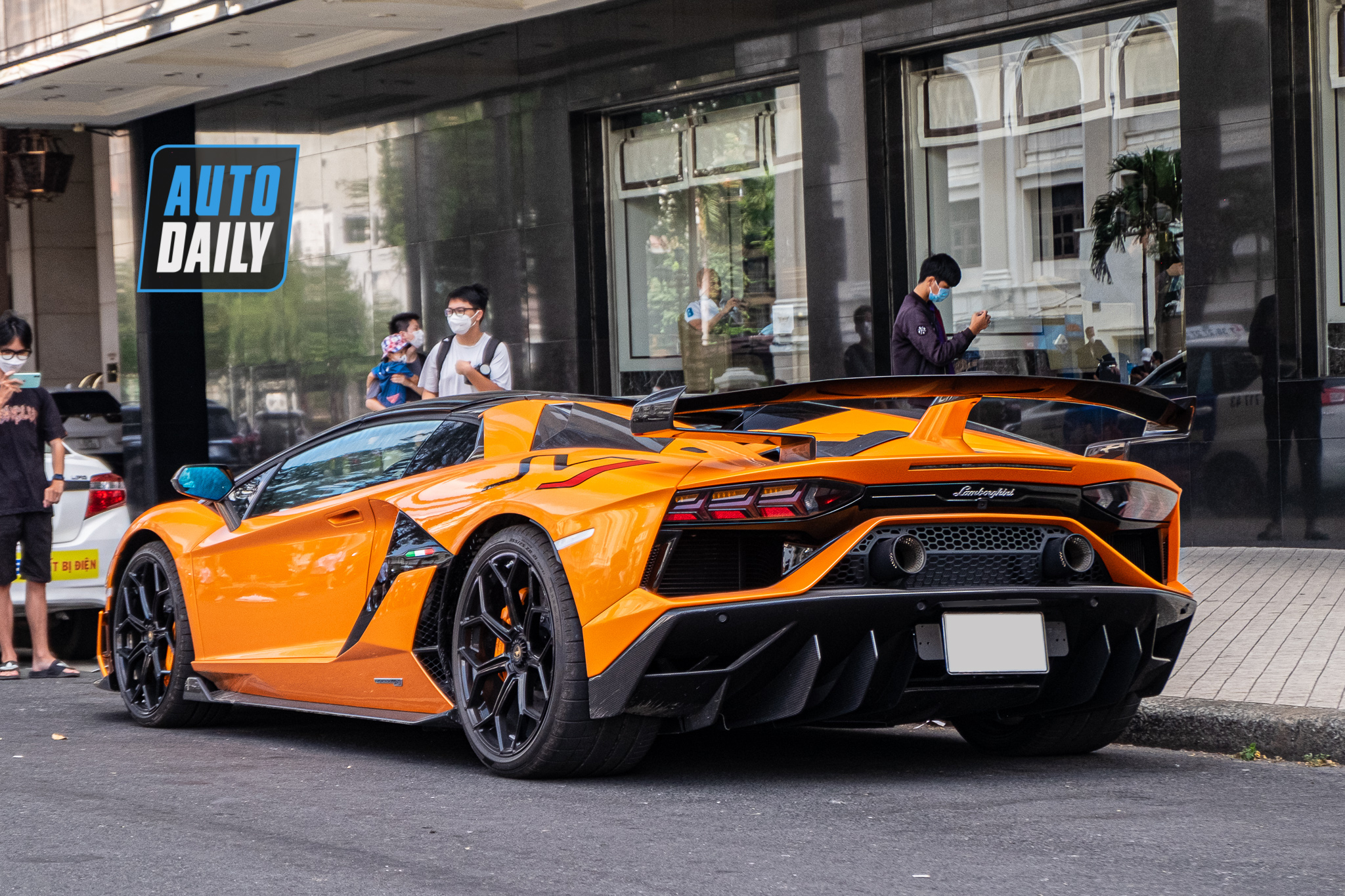 Lamborghini Aventador SVJ Roadster bán ra Hà Nội, giá đồn đoán trên 30 tỷ đồng lamborghini-aventador-svj-roadster-ban-ra-ha-noi-autodaily-7.JPG