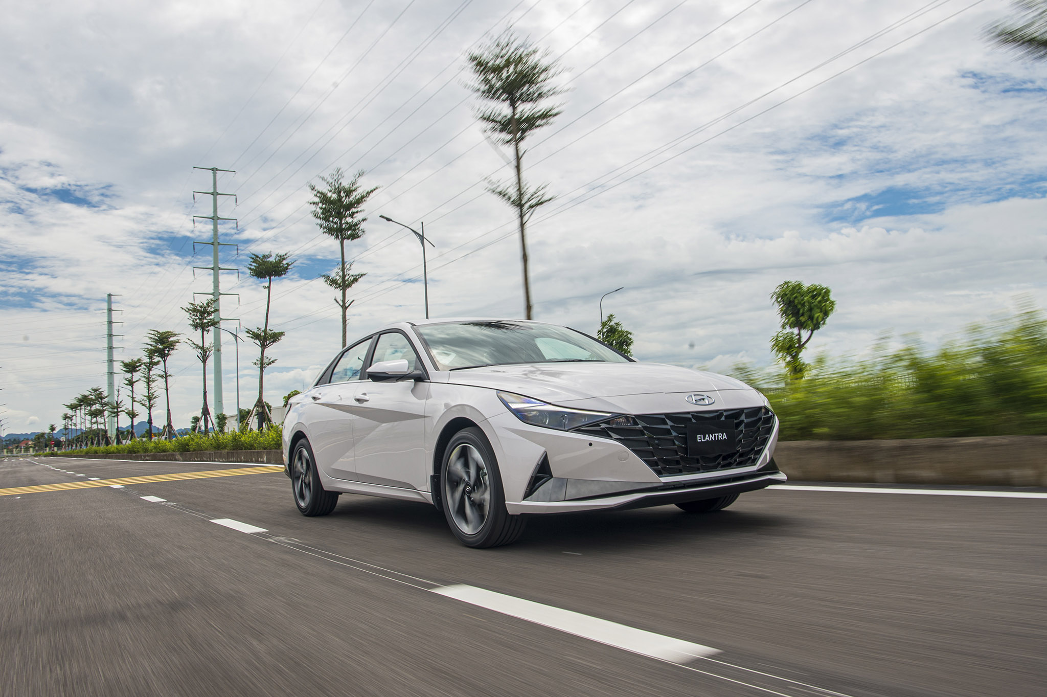 Hyundai Elantra 2023 ra mắt tại Việt Nam, giá từ 599 triệu đồng