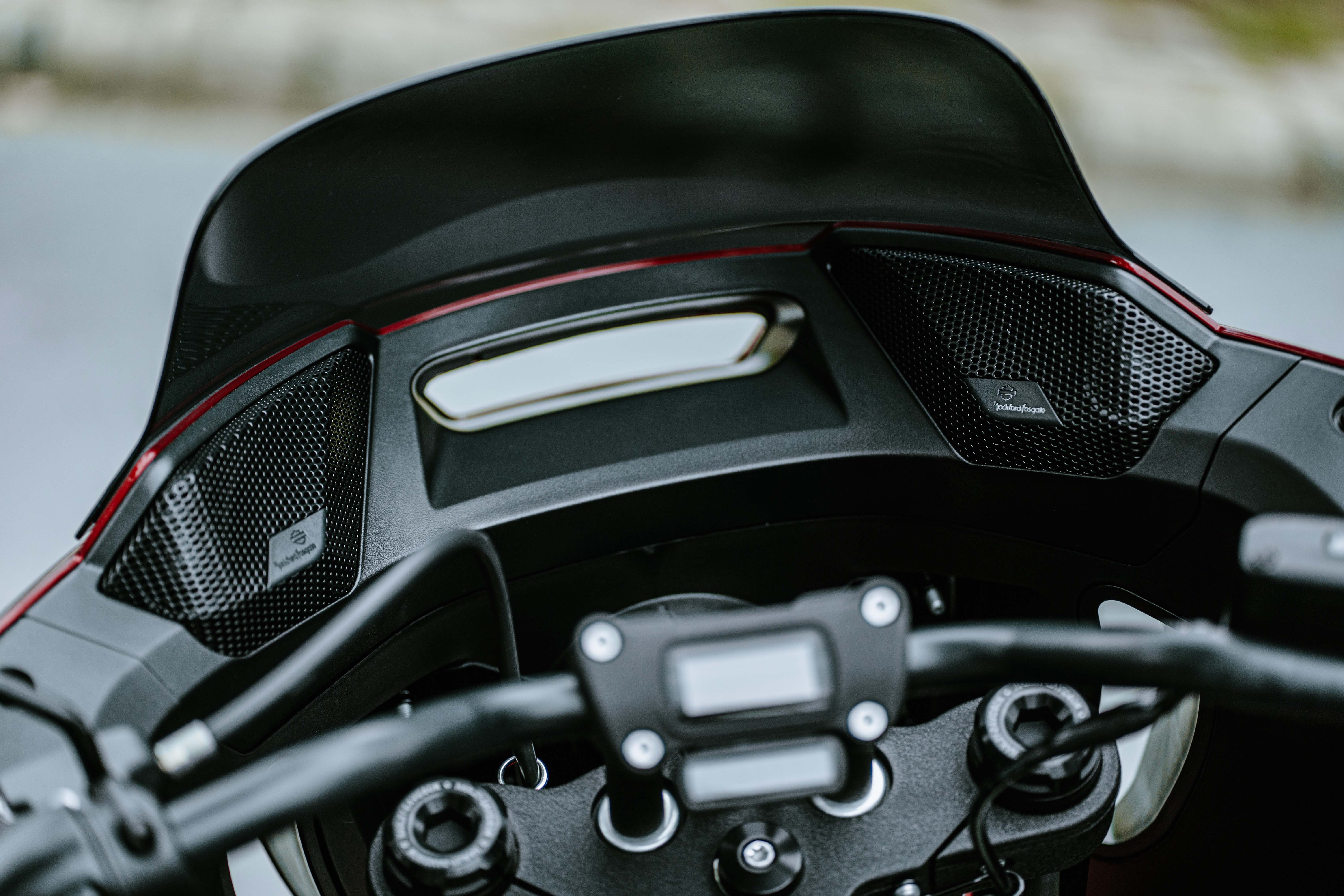 Cận cảnh Harley-Davidson Low Rider El Diablo đầu tiên tại Việt Nam Hệ thống loa Rockford Fosgate® cao cấp được gắn trên fairing.jpg