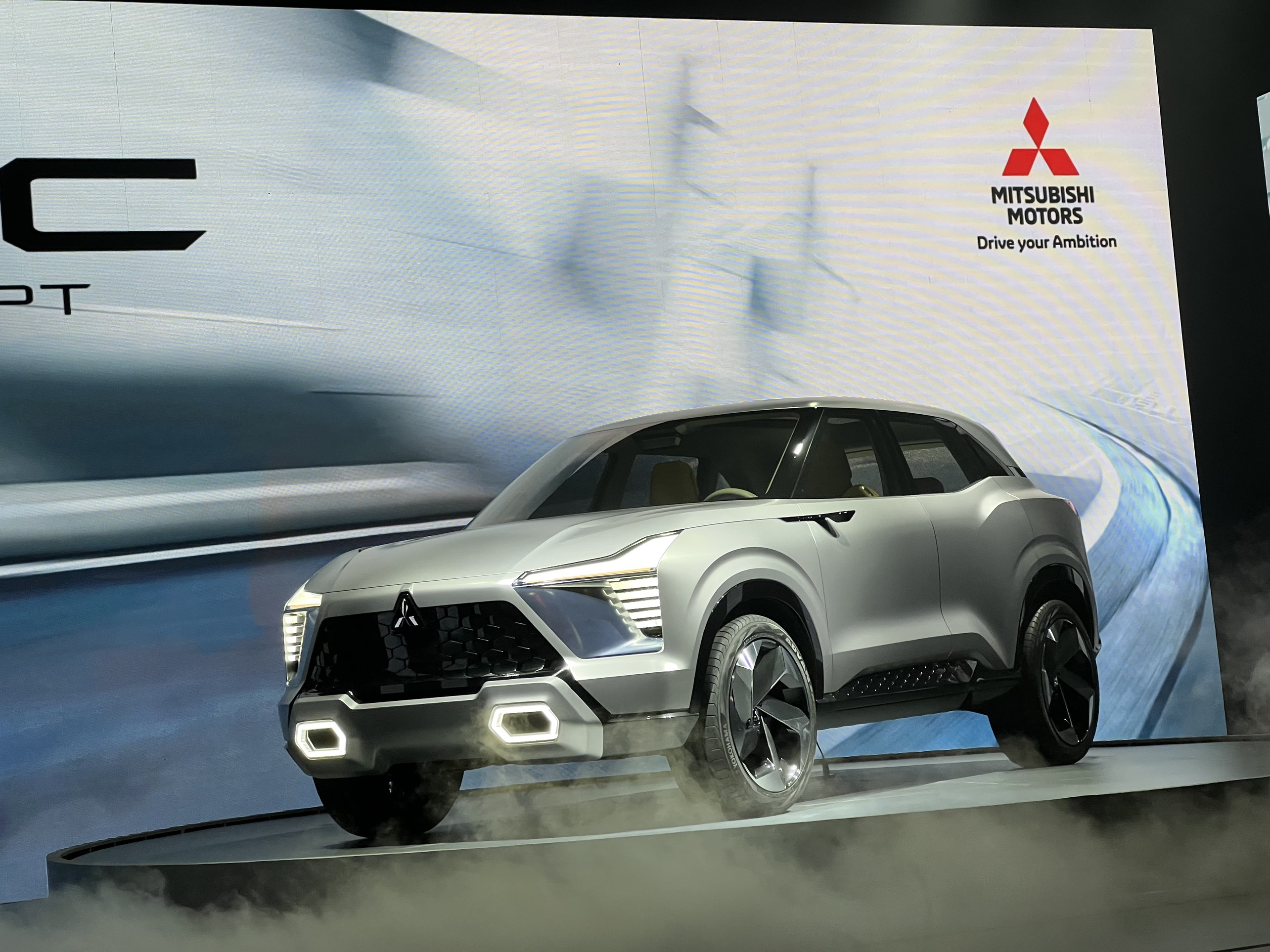 mitsubishi-xfc-concept-1.jpg