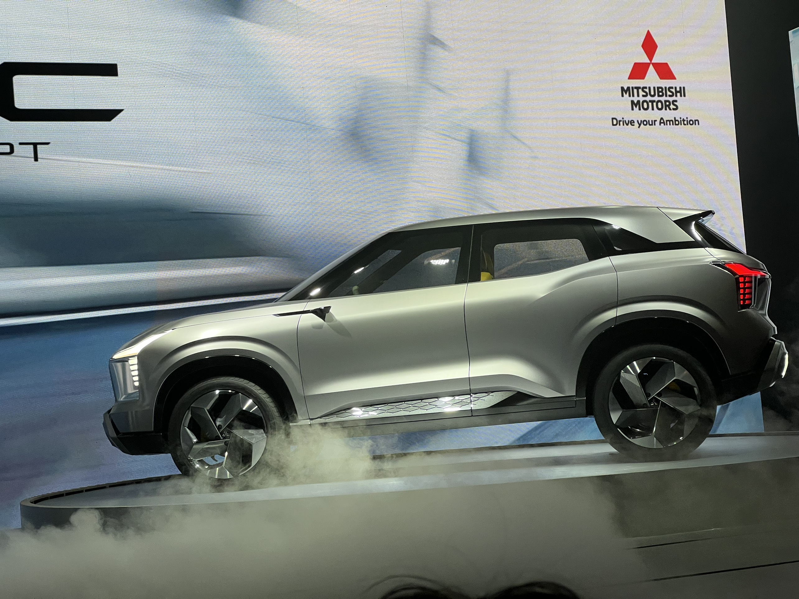 mitsubishi-xfc-concept-14.jpg