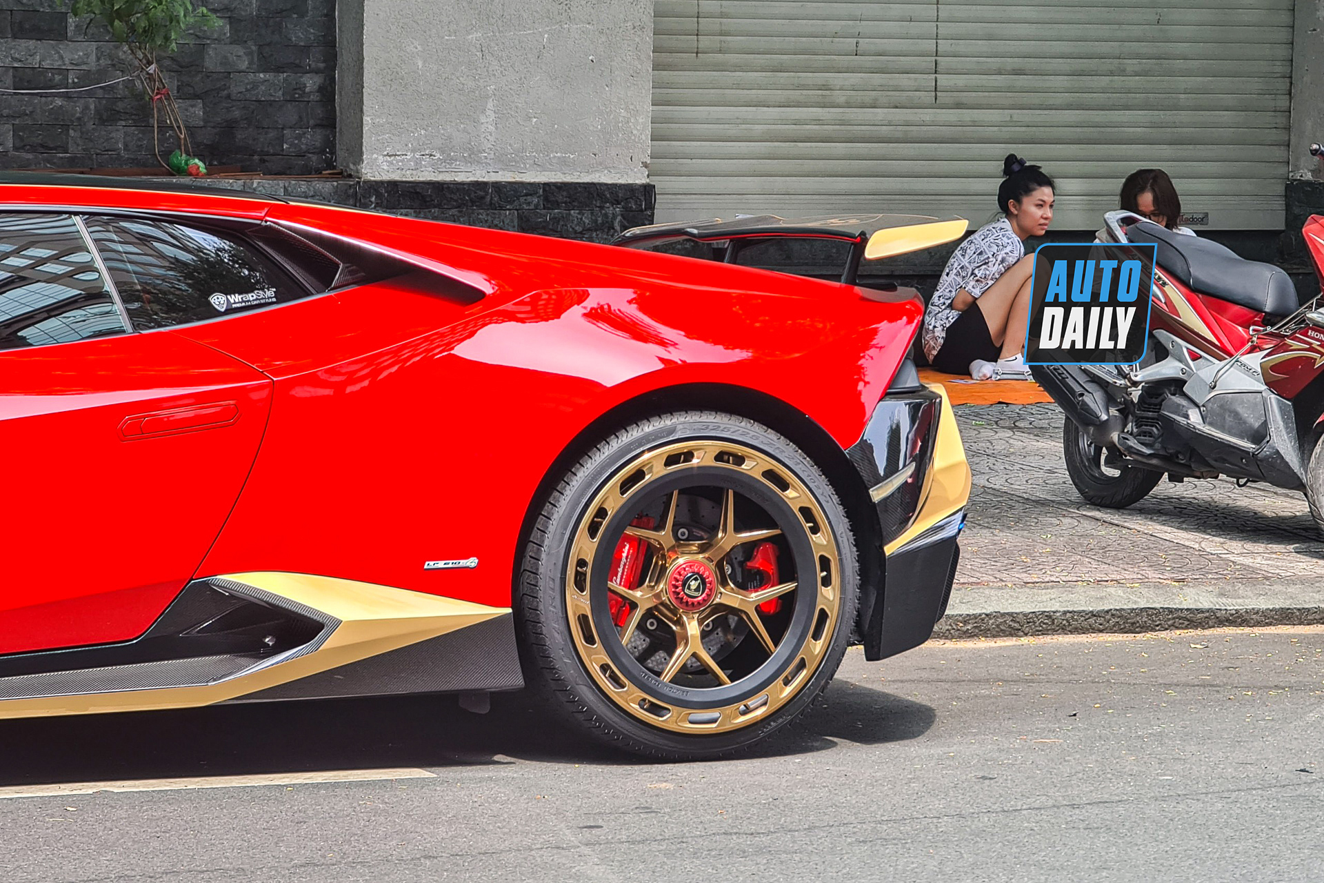 Bắt gặp Lamborghini Huracan độ khủng của đại gia Sài Gòn, bộ mâm hàng thửa giá hàng trăm triệu lamborghini-huracan-do-bo-mam-tram-trieu-autodaily-10.JPG