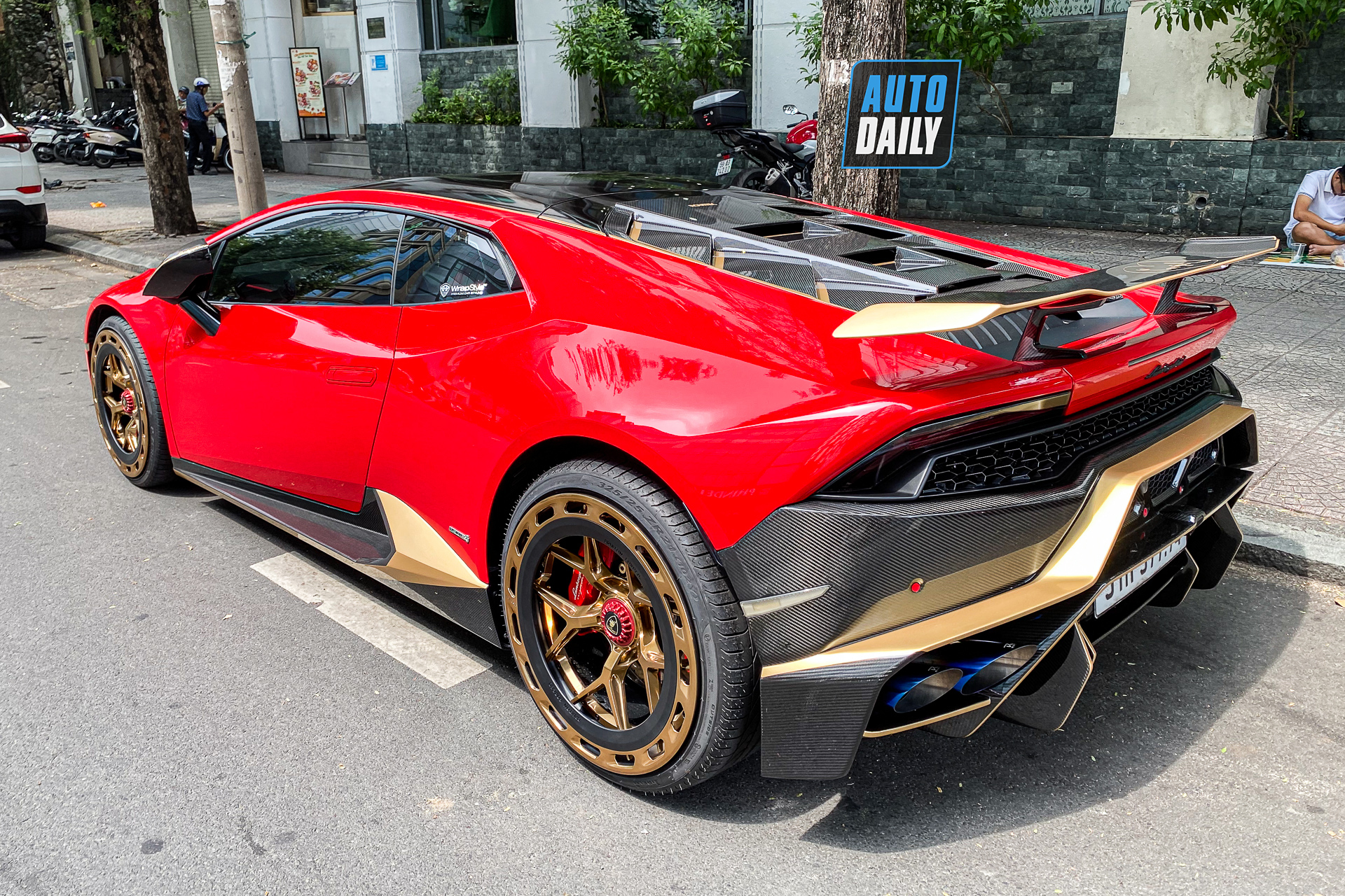 Bắt gặp Lamborghini Huracan độ khủng của đại gia Sài Gòn, bộ mâm hàng thửa giá hàng trăm triệu lamborghini-huracan-do-bo-mam-tram-trieu-autodaily-12.JPG