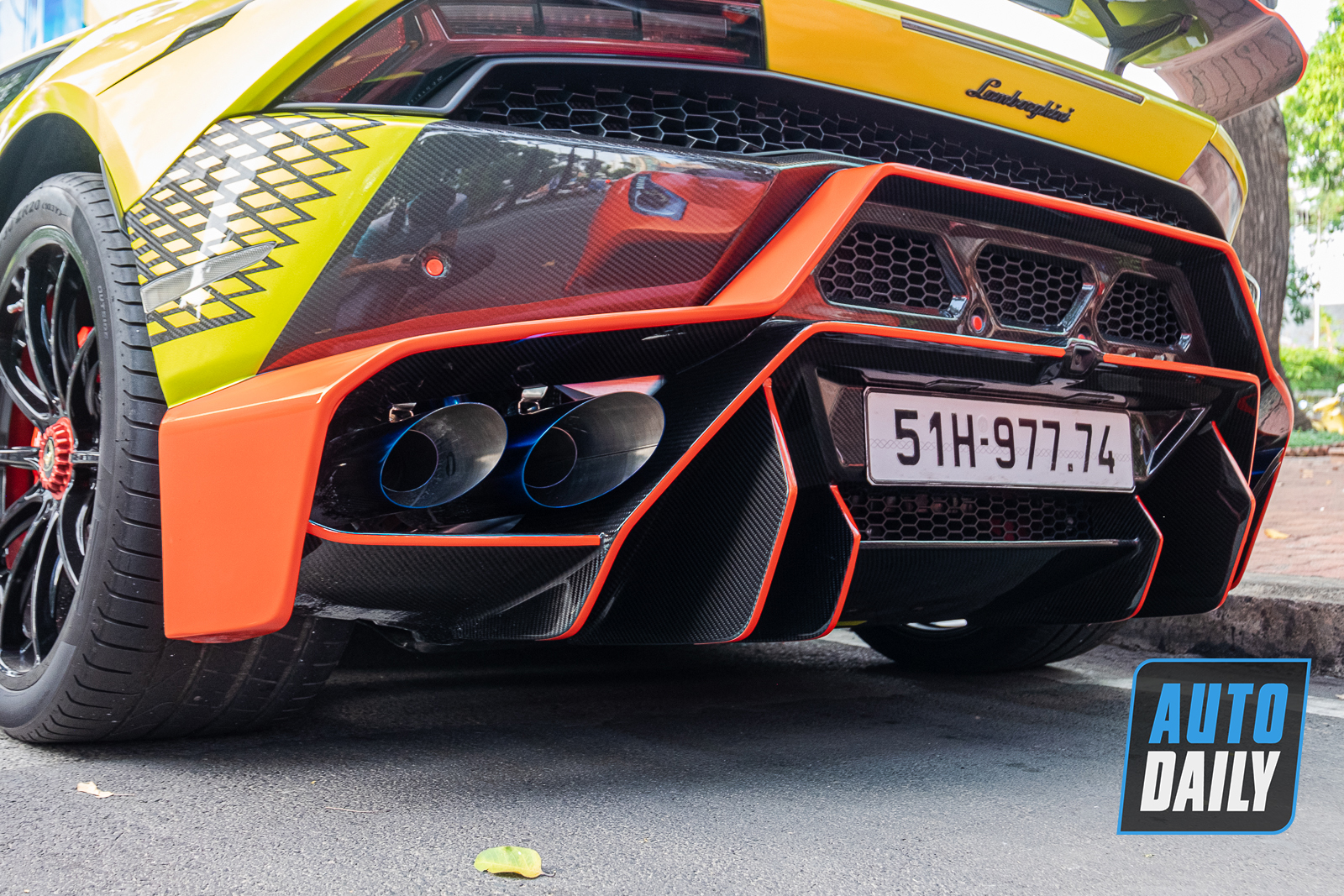 Bắt gặp Lamborghini Huracan độ khủng của đại gia Sài Gòn, bộ mâm hàng thửa giá hàng trăm triệu lamborghini-huracan-do-bo-mam-tram-trieu-autodaily-8.JPG