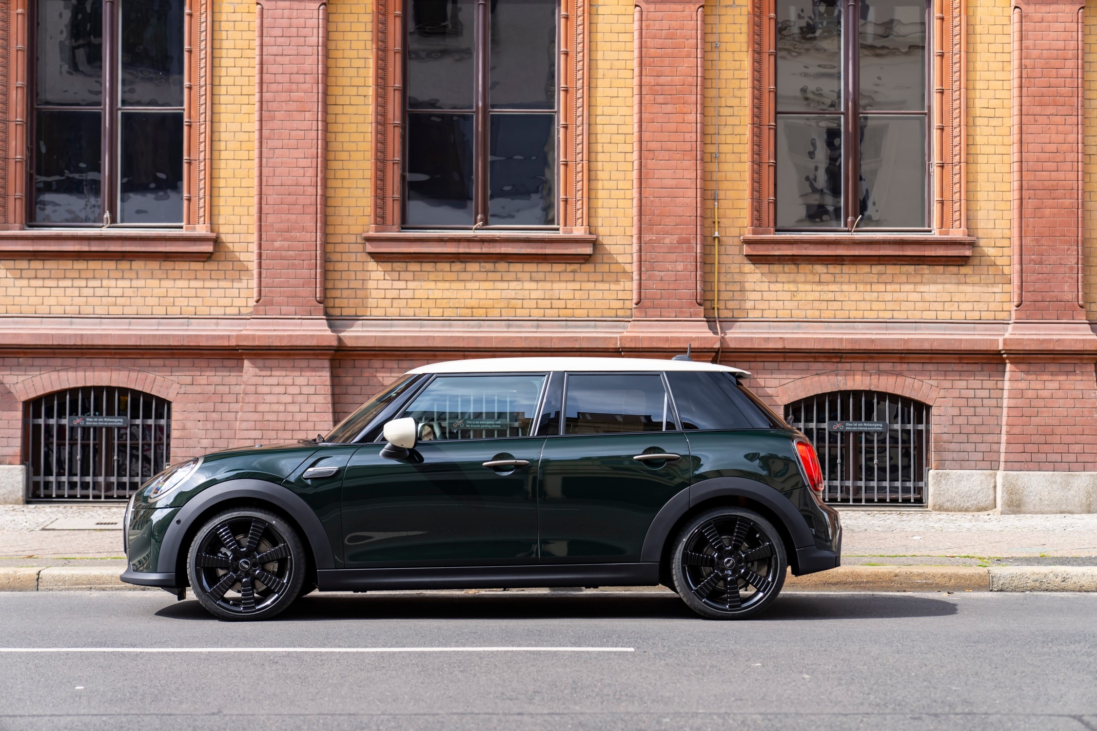 p90454236-lowres-mini-cooper-5-door-r.jpg