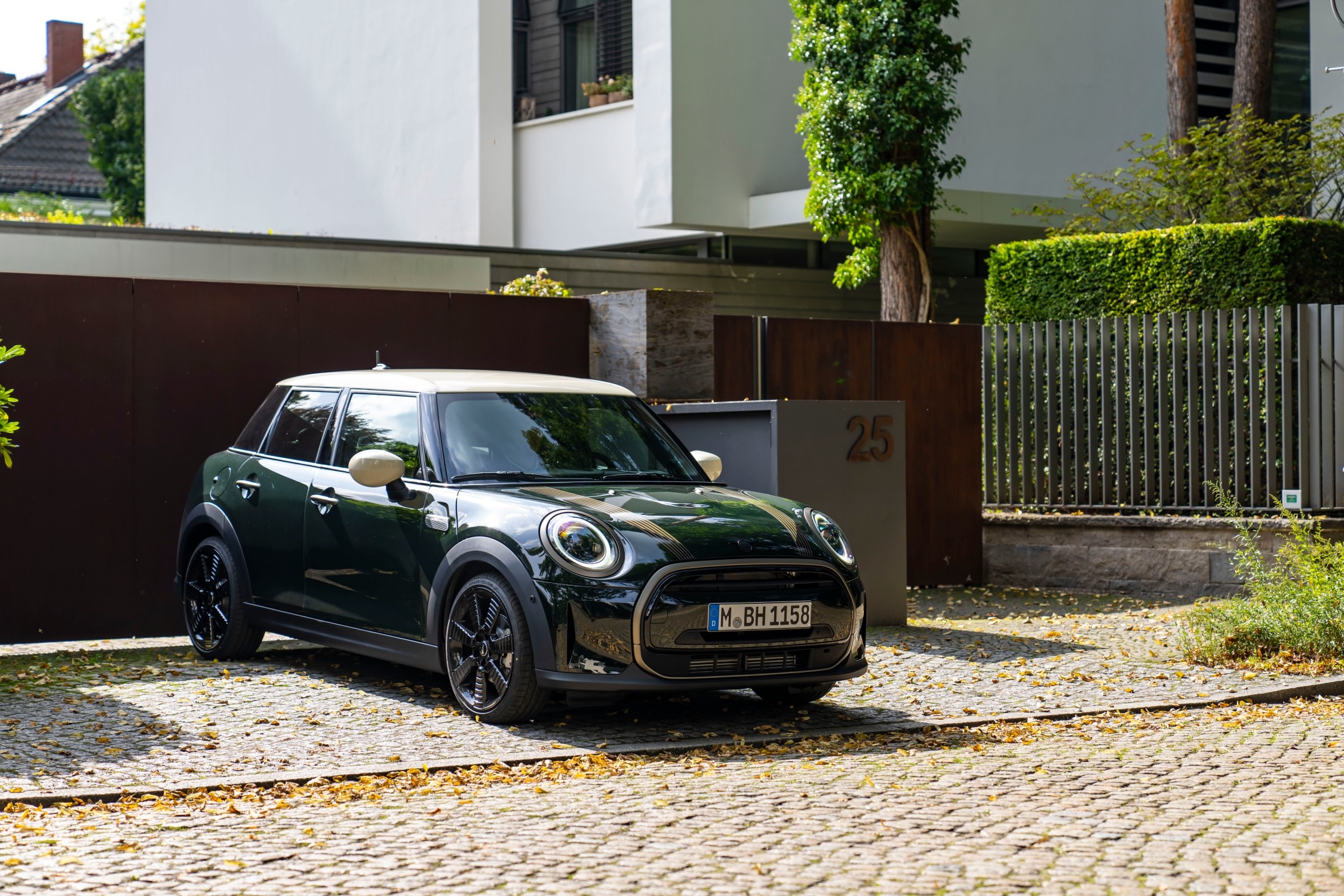 MINI Cooper S 5-Cửa Resolute Edition mới: Lựa chọn thú vị cho khách hàng cá tính