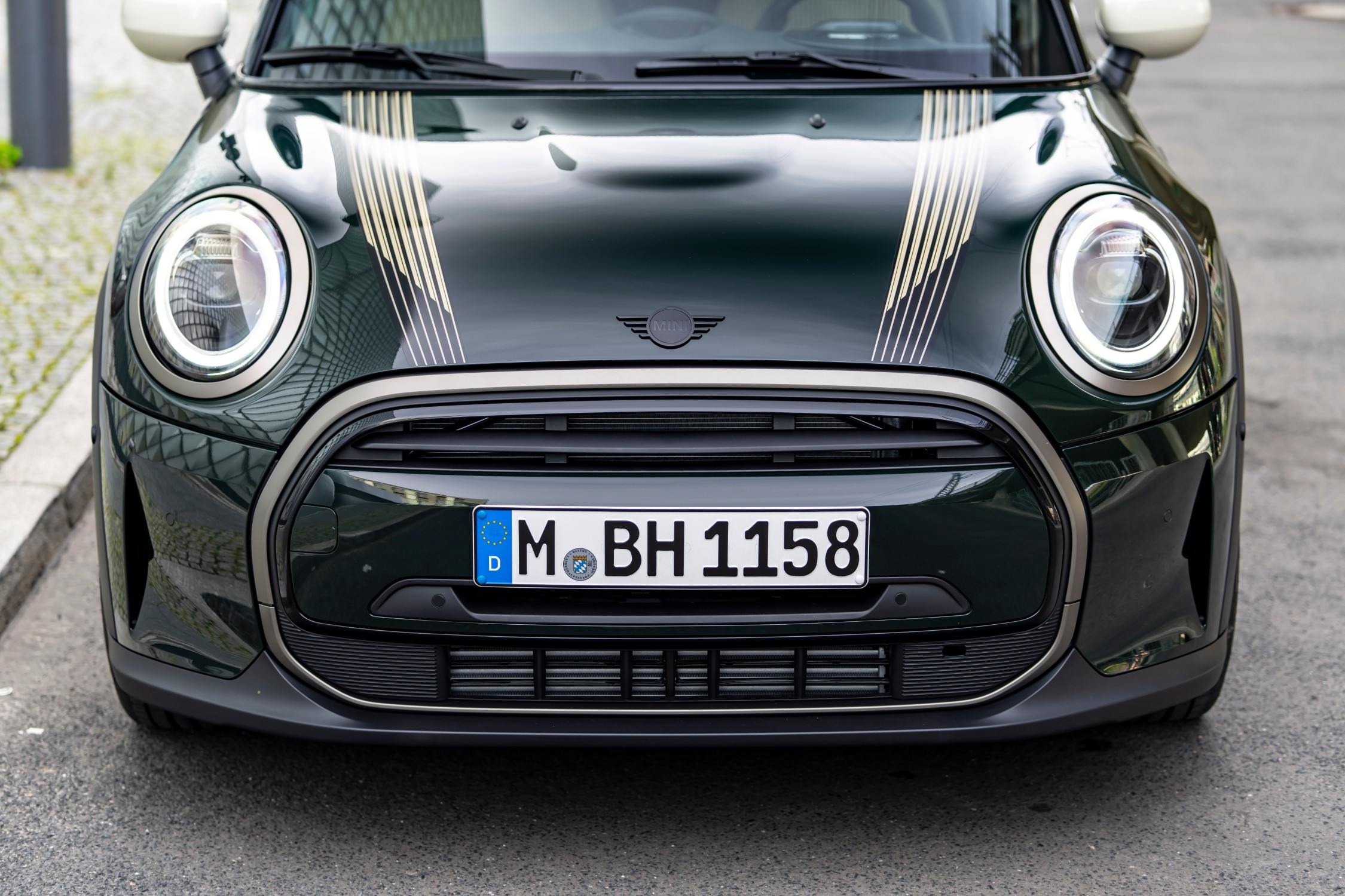 p90454276-lowres-mini-cooper-5-door-r.jpg