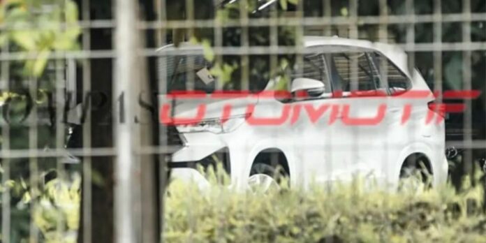 Toyota Innova 2023 bất ngờ lộ diện không che chắn trước ngày ra mắt toyota-innova-hycross-spied-undisguised-1-696x348.jpg