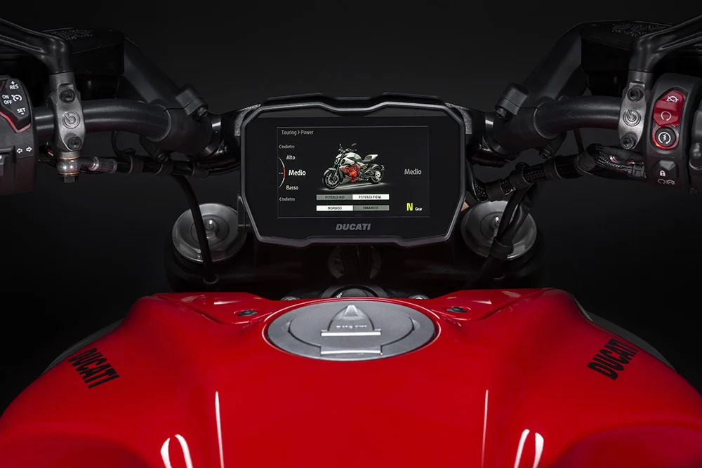 Ducati%20Diavel%20V4%202023%20%20(4).jpeg