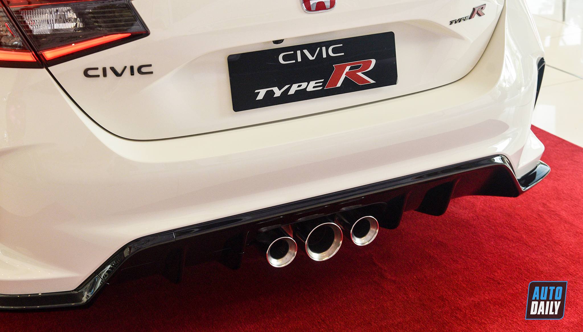 Chi tiết Honda Civic Type R 2023 tại đại lý honda-civic-type-r-15.jpg