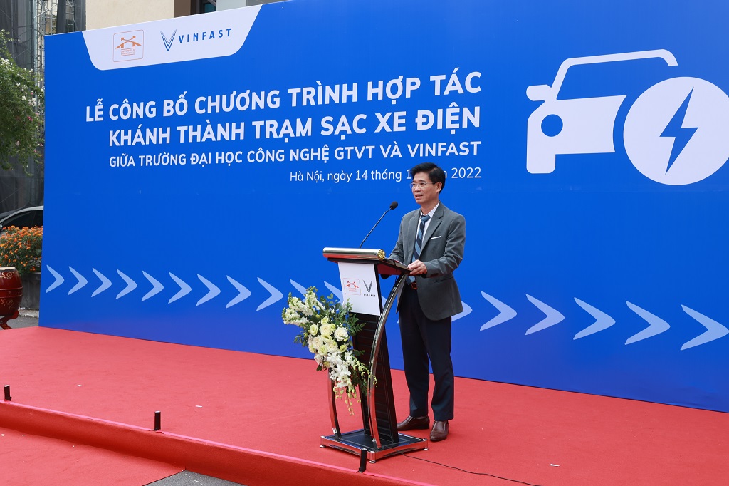 Trường Đại học công lập đầu tiên tại Hà Nội lắp đặt trạm sạc ô tô điện tram-sac-dh-cn-gtvt-h1.jpeg