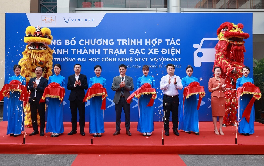 Trường Đại học công lập đầu tiên tại Hà Nội lắp đặt trạm sạc ô tô điện tram-sac-dh-cn-gtvt-h2.jpeg