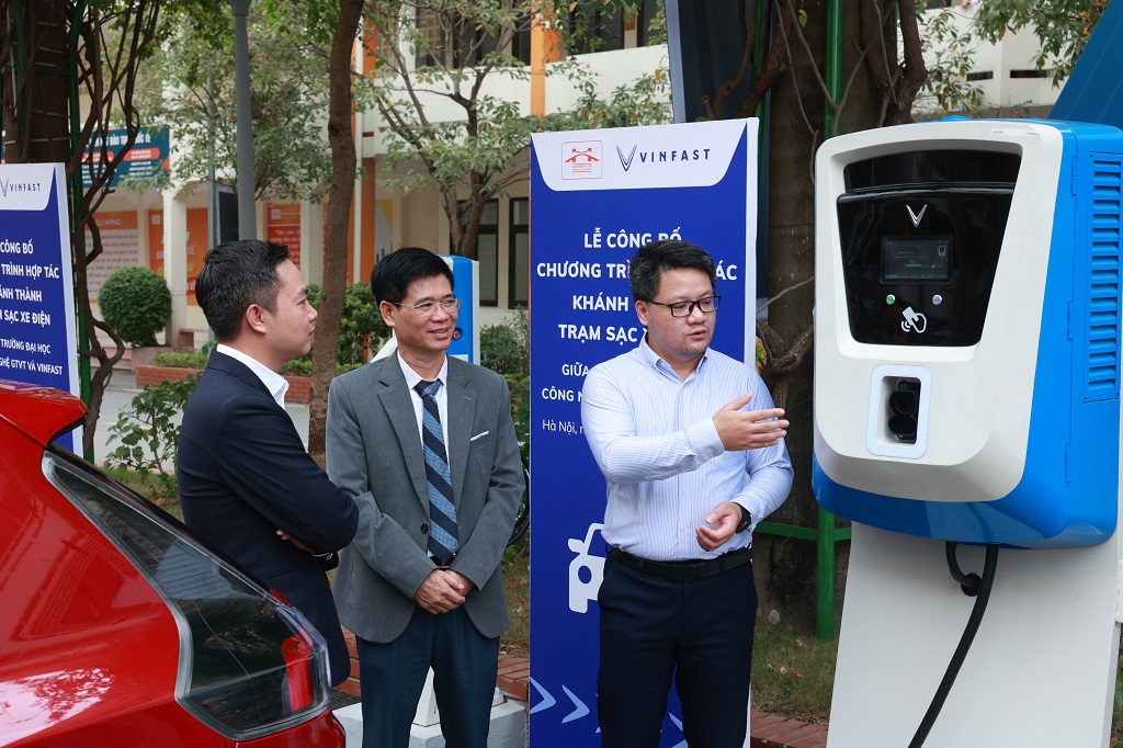Trường Đại học công lập đầu tiên tại Hà Nội lắp đặt trạm sạc ô tô điện tram-sac-dh-cn-gtvt-h3.jpeg