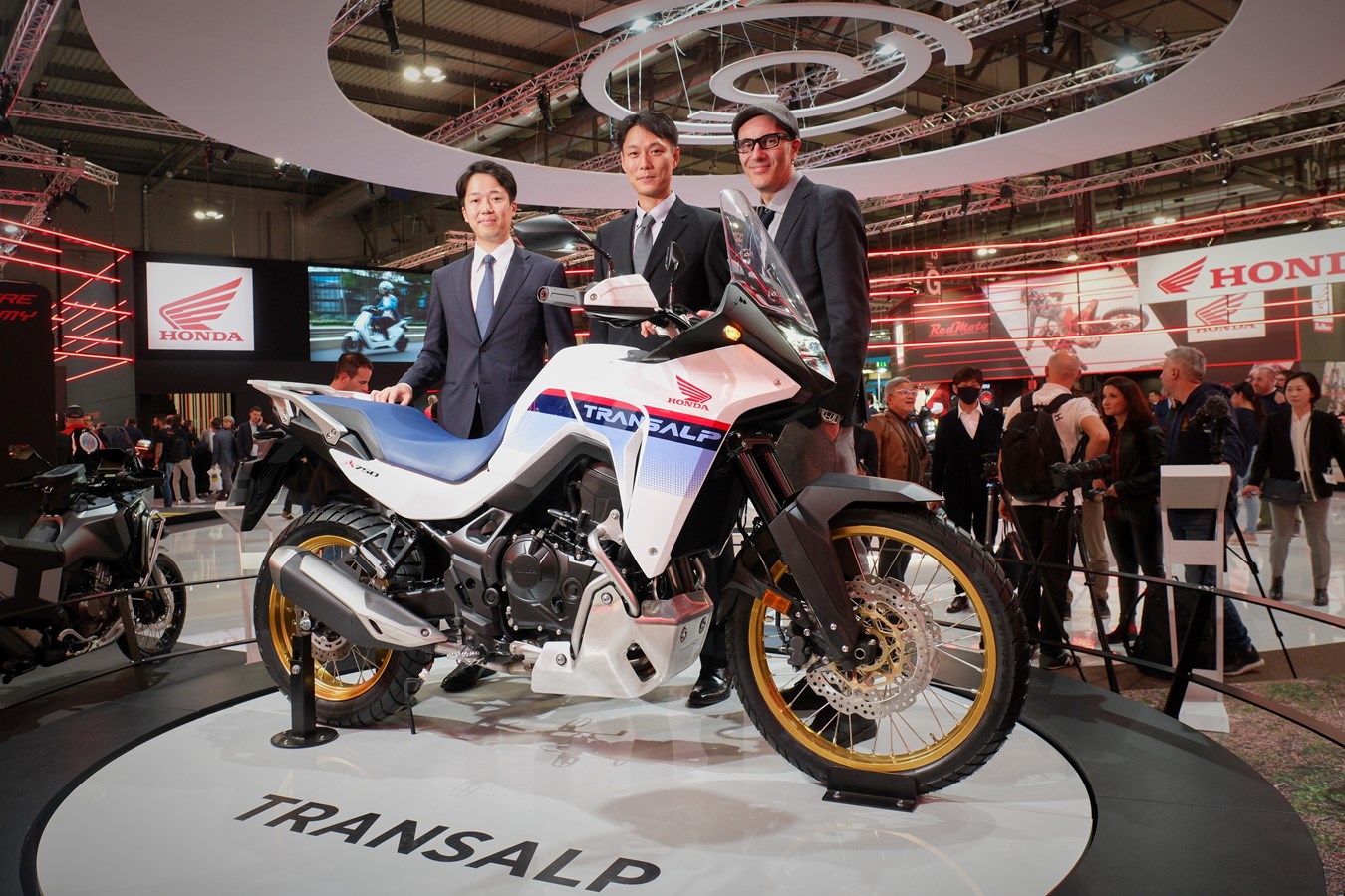 Honda hé lộ 2 mẫu xe điện mới tại triển lãm EICMA: XL750 Transalp và EM1 429567-eicma-2022.jpg