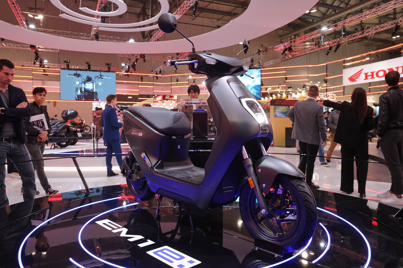 Honda hé lộ 2 mẫu xe điện mới tại triển lãm EICMA: XL750 Transalp và EM1 429712-eicma-2022-press-conference.jpg