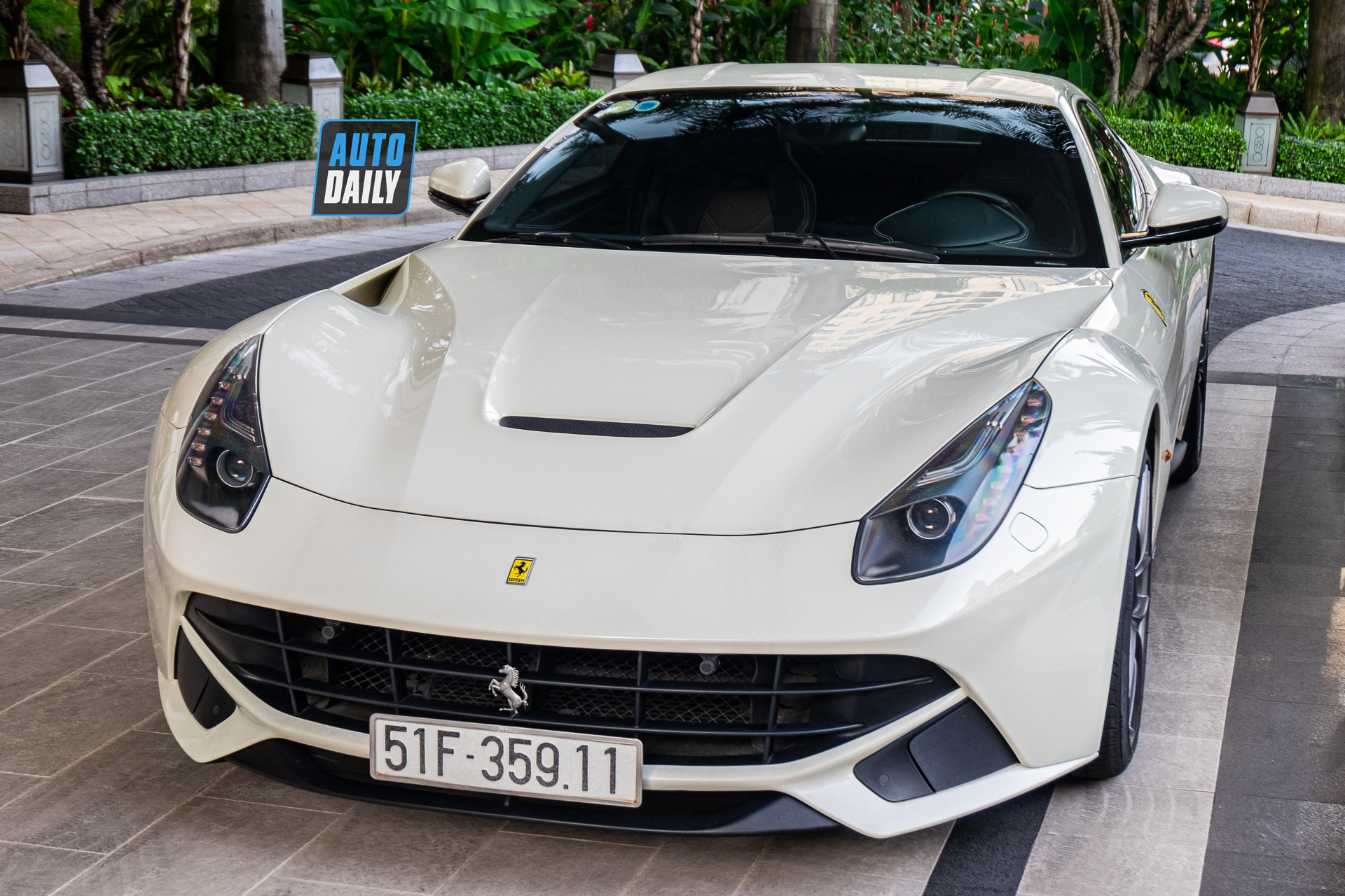 Ferrari F12 màu trắng độc nhất Việt Nam tái xuất trên phố, 6 năm chạy vỏn vẹn 255 km ferrari-f12-berlinetta-mau-trang-doc-nhat-cafeautovn-13.JPG