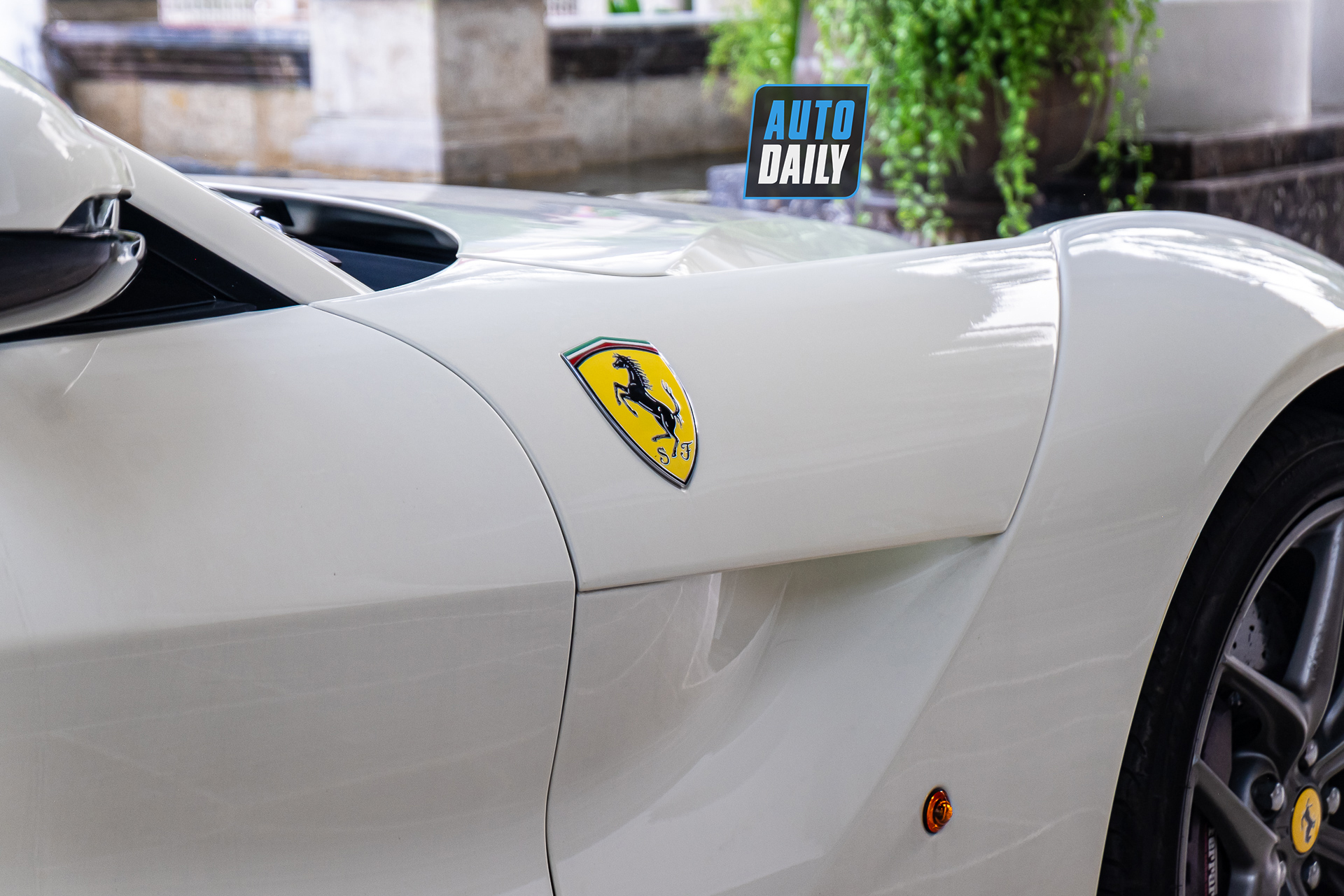 Ferrari F12 màu trắng độc nhất Việt Nam tái xuất trên phố, 6 năm chạy vỏn vẹn 255 km ferrari-f12-berlinetta-mau-trang-doc-nhat-cafeautovn-3.JPG