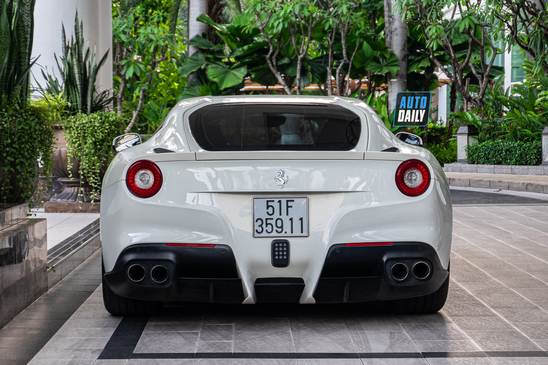 Ferrari F12 màu trắng độc nhất Việt Nam tái xuất trên phố, 6 năm chạy vỏn vẹn 255 km ferrari-f12-berlinetta-mau-trang-doc-nhat-cafeautovn-8.JPG