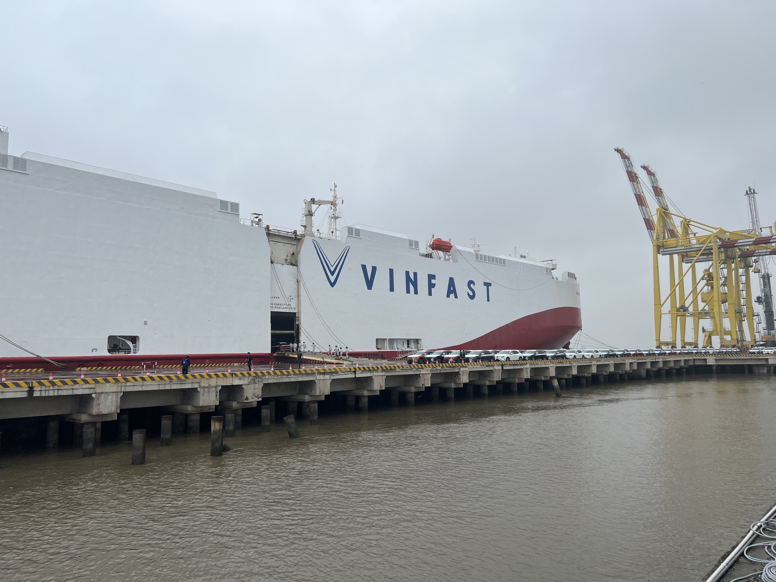 Khoảnh khắc dàn xe điện VinFast lên tàu sang Mỹ xe-dien-vinfast-5.jpg