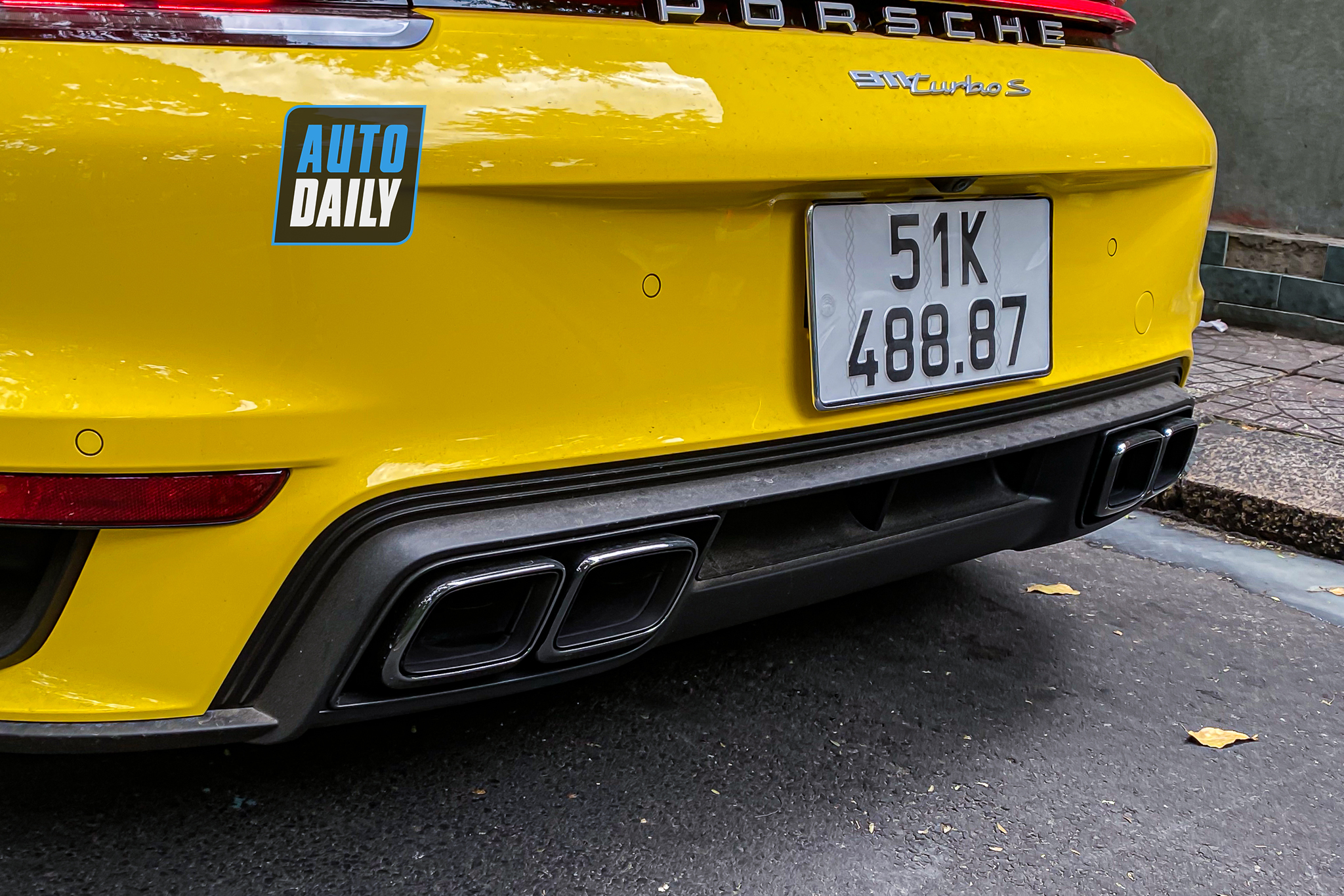 Bắt gặp Porsche 911 Turbo S hơn 17 tỷ màu vàng độc nhất Việt Nam của đại gia Sài Gòn porsche-911-turbo-s-mau-vang-autodaily-10.JPG