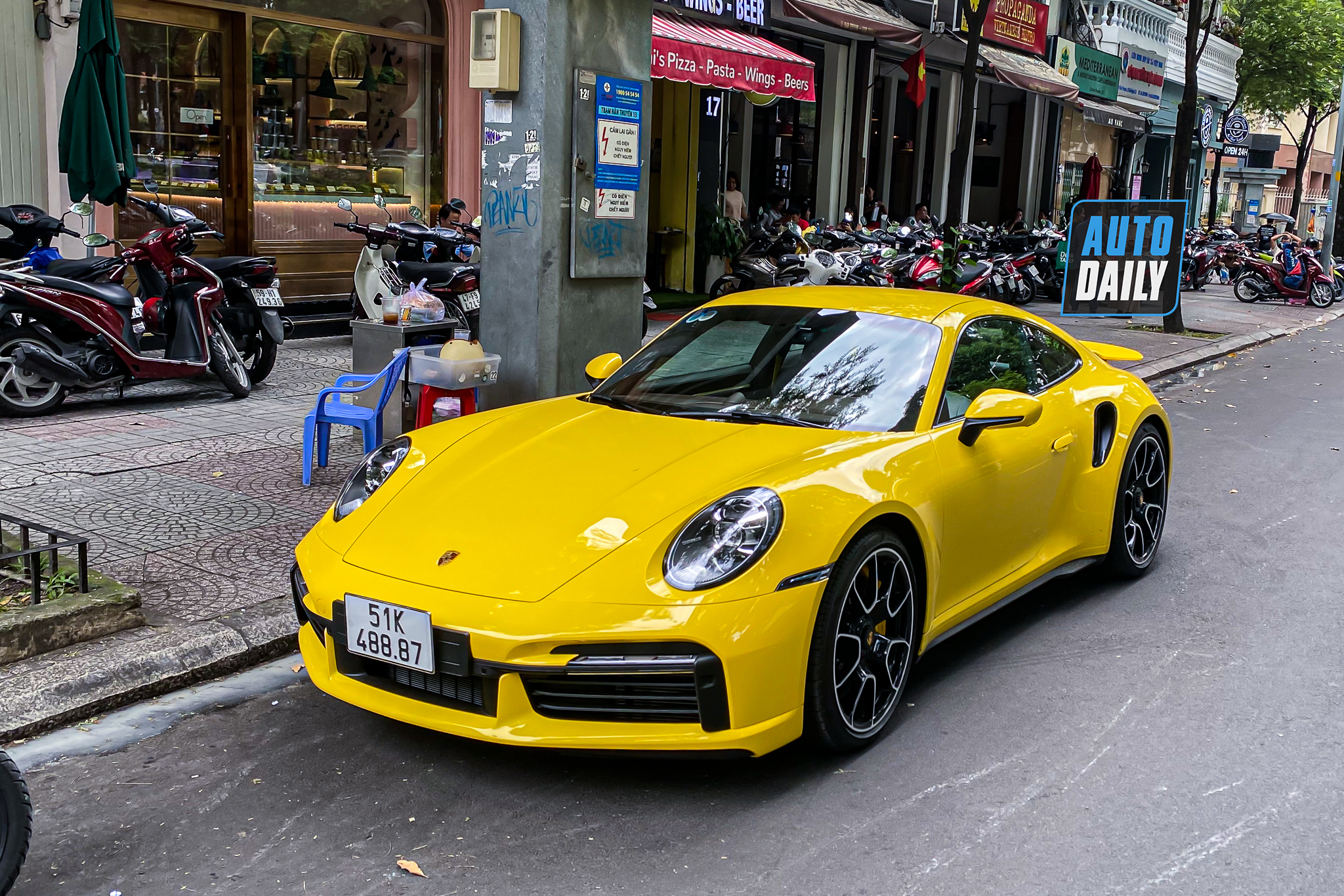 Bắt gặp Porsche 911 Turbo S hơn 17 tỷ màu vàng độc nhất Việt Nam của đại gia Sài Gòn porsche-911-turbo-s-mau-vang-autodaily-11.JPG