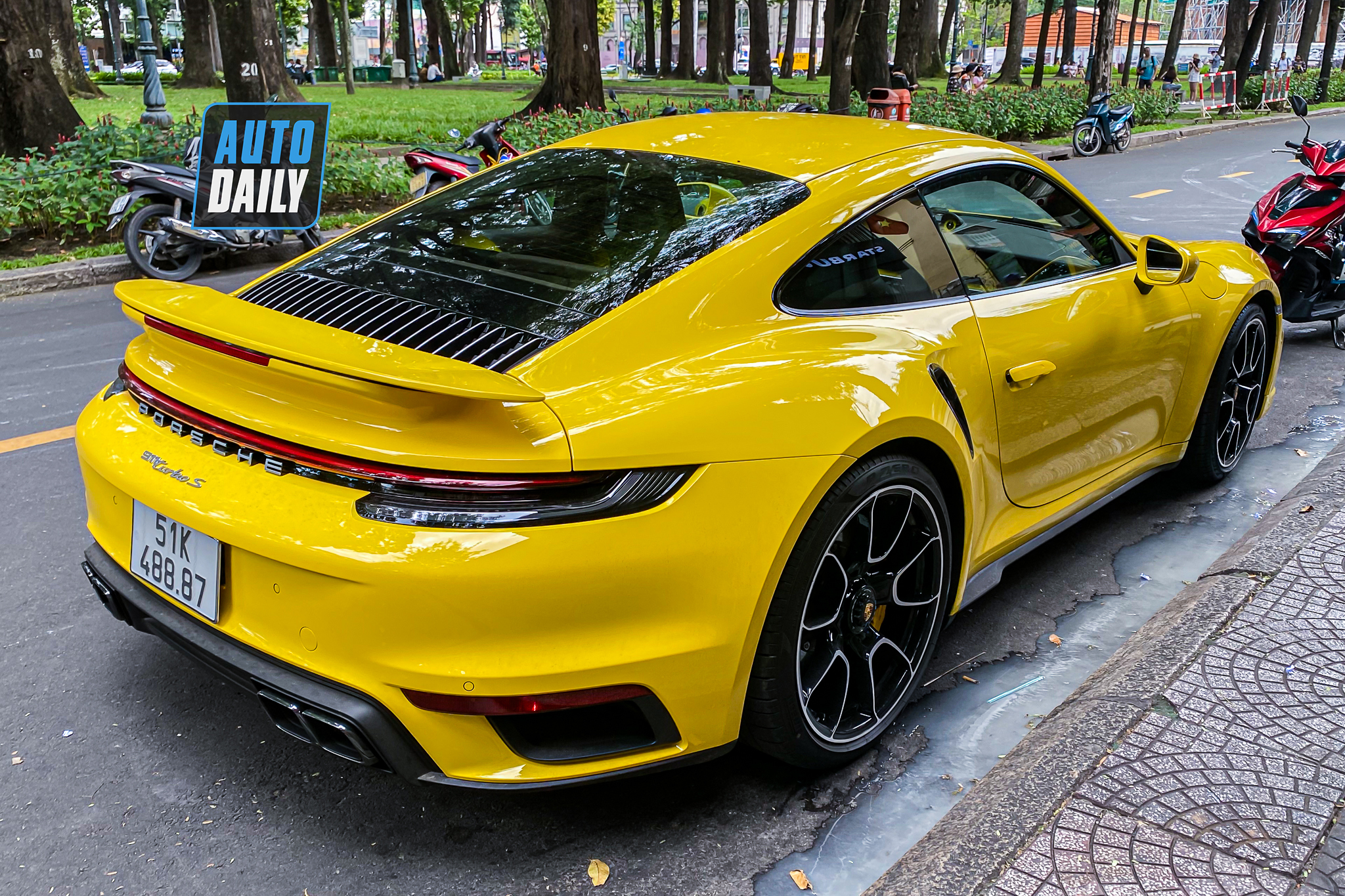 Bắt gặp Porsche 911 Turbo S hơn 17 tỷ màu vàng độc nhất Việt Nam của đại gia Sài Gòn porsche-911-turbo-s-mau-vang-autodaily-2.JPG
