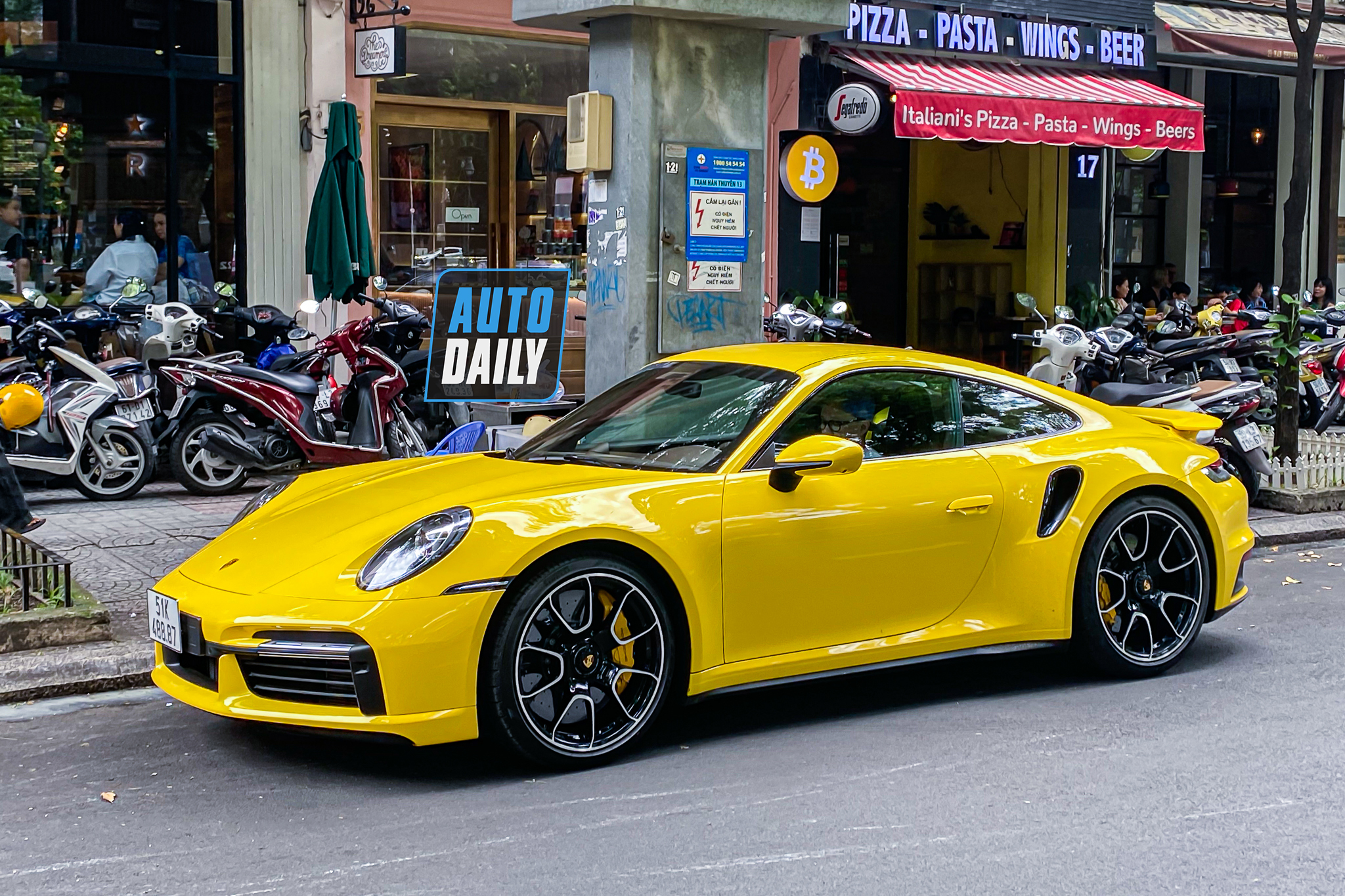 Bắt gặp Porsche 911 Turbo S hơn 17 tỷ màu vàng độc nhất Việt Nam của đại gia Sài Gòn porsche-911-turbo-s-mau-vang-autodaily-3.JPG