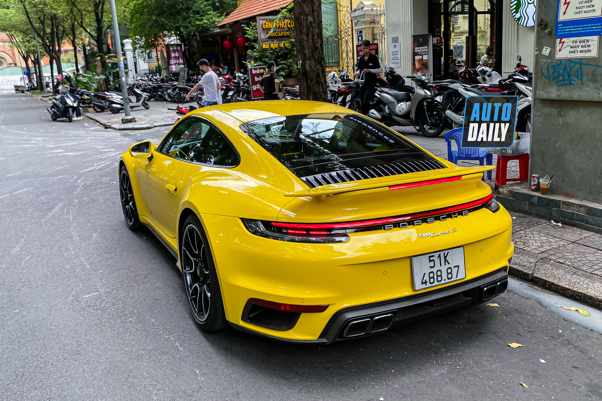 Bắt gặp Porsche 911 Turbo S hơn 17 tỷ màu vàng độc nhất Việt Nam của đại gia Sài Gòn porsche-911-turbo-s-mau-vang-autodaily-4.JPG