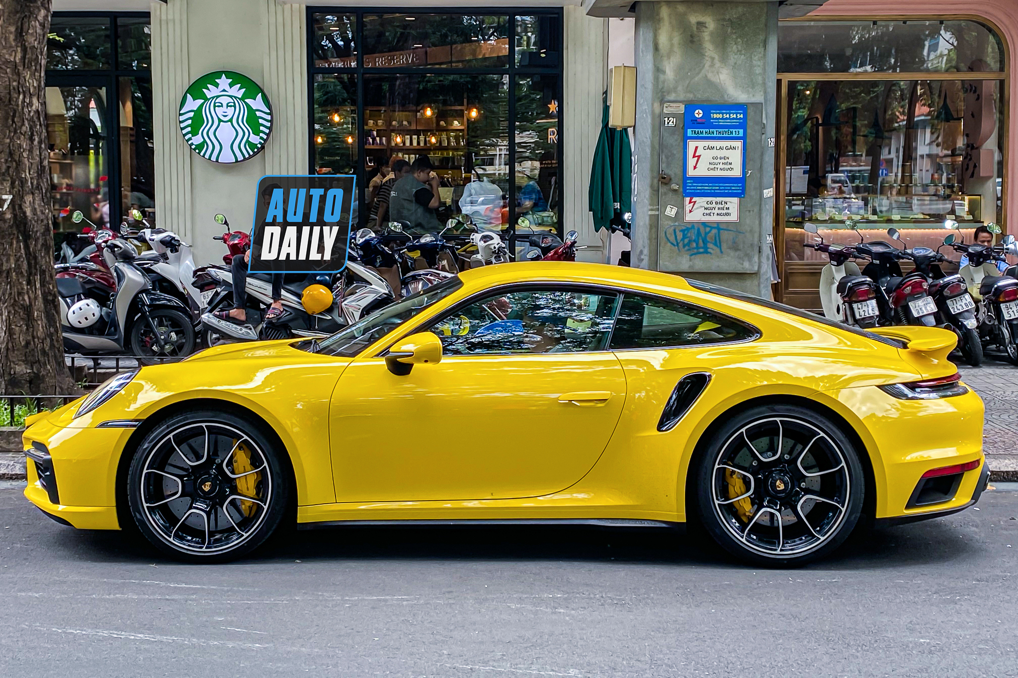 Bắt gặp Porsche 911 Turbo S hơn 17 tỷ màu vàng độc nhất Việt Nam của đại gia Sài Gòn porsche-911-turbo-s-mau-vang-autodaily-6.JPG