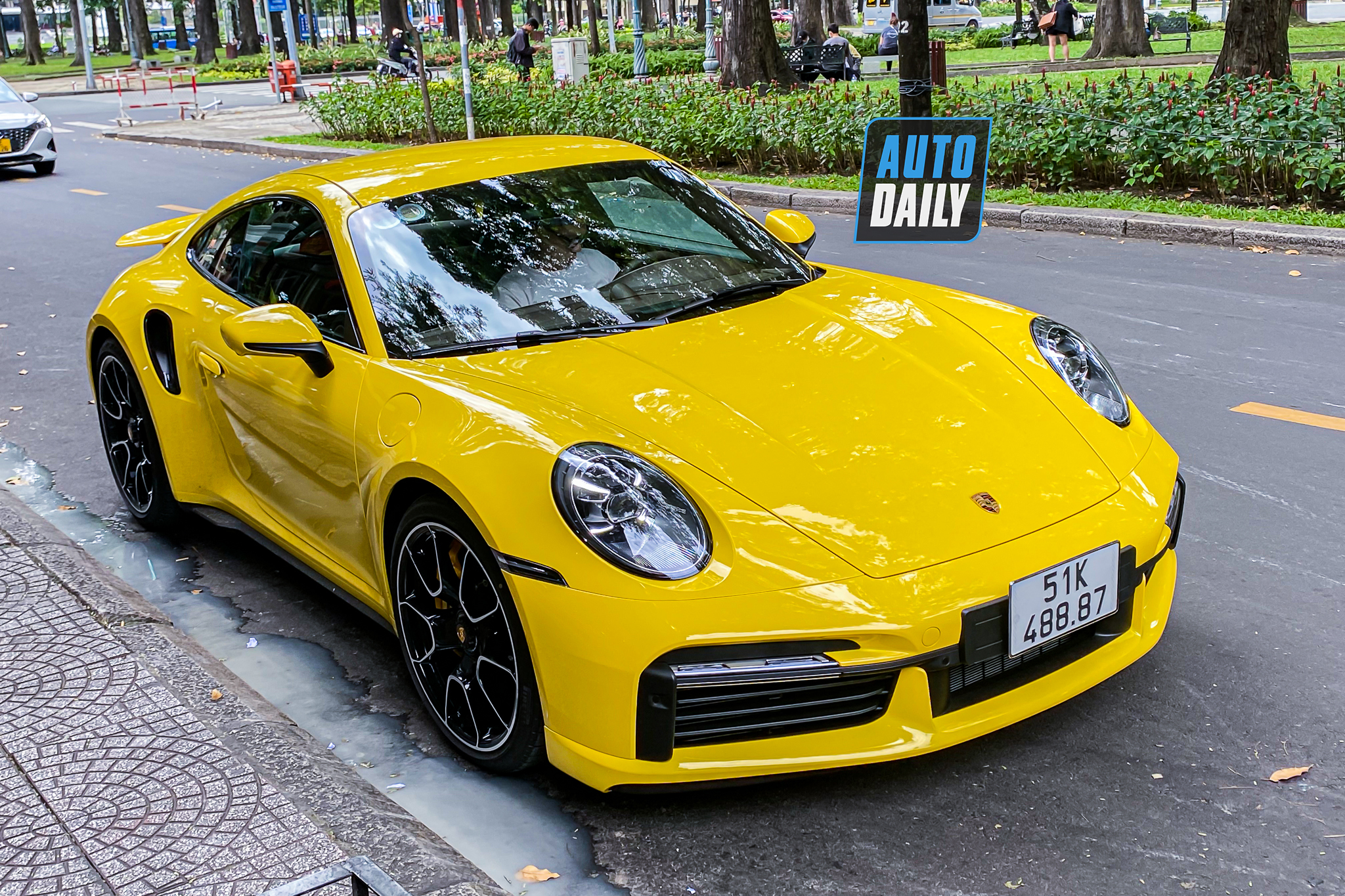 Bắt gặp Porsche 911 Turbo S hơn 17 tỷ màu vàng độc nhất Việt Nam của đại gia Sài Gòn porsche-911-turbo-s-mau-vang-autodaily-7.JPG