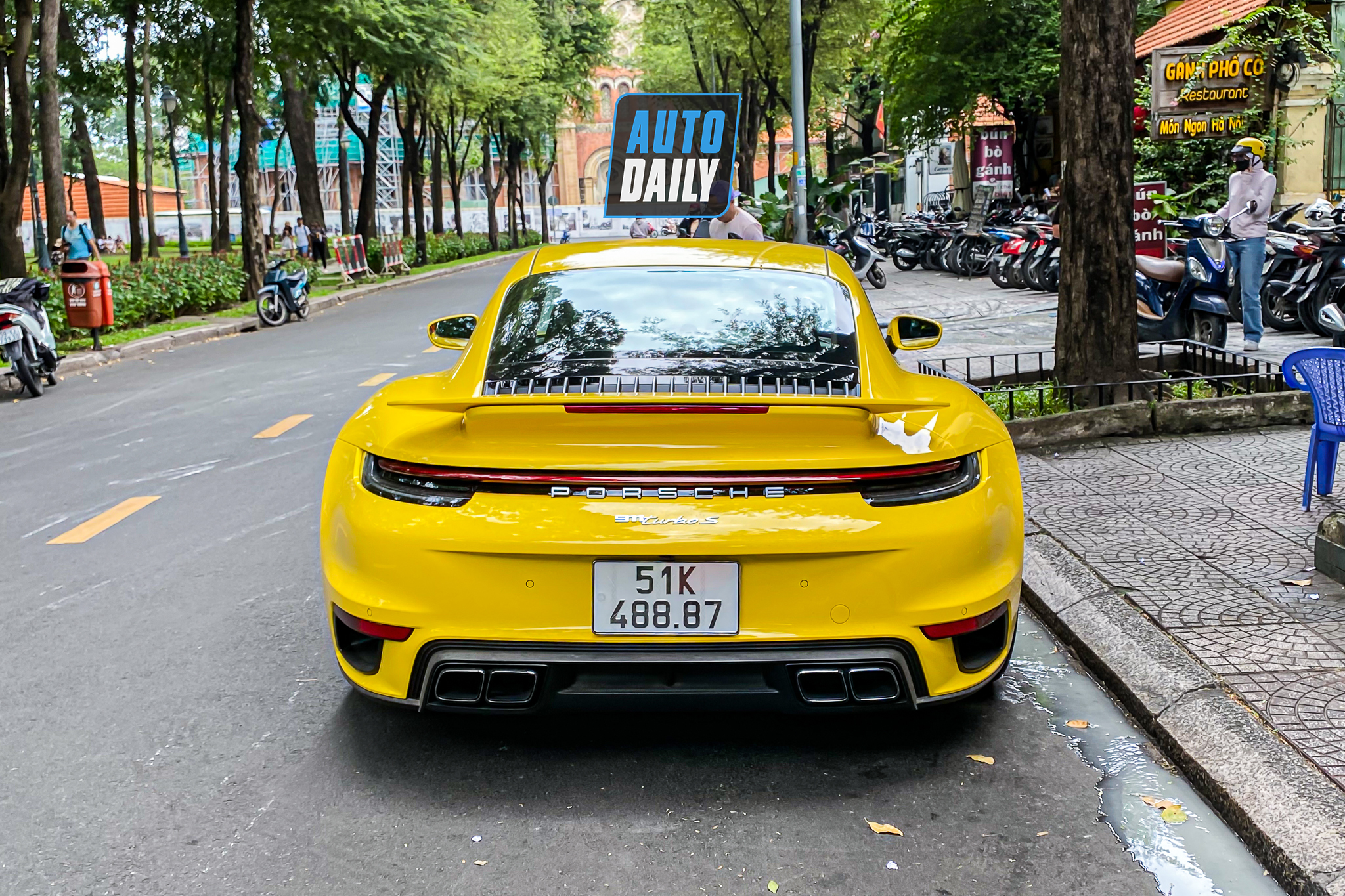 Bắt gặp Porsche 911 Turbo S hơn 17 tỷ màu vàng độc nhất Việt Nam của đại gia Sài Gòn porsche-911-turbo-s-mau-vang-autodaily-8.JPG