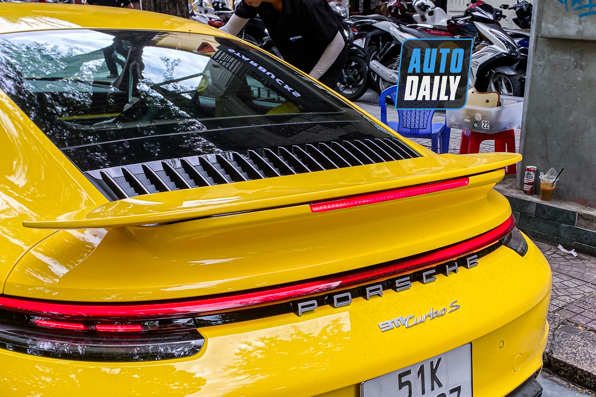 Bắt gặp Porsche 911 Turbo S hơn 17 tỷ màu vàng độc nhất Việt Nam của đại gia Sài Gòn porsche-911-turbo-s-mau-vang-autodaily-9.JPG