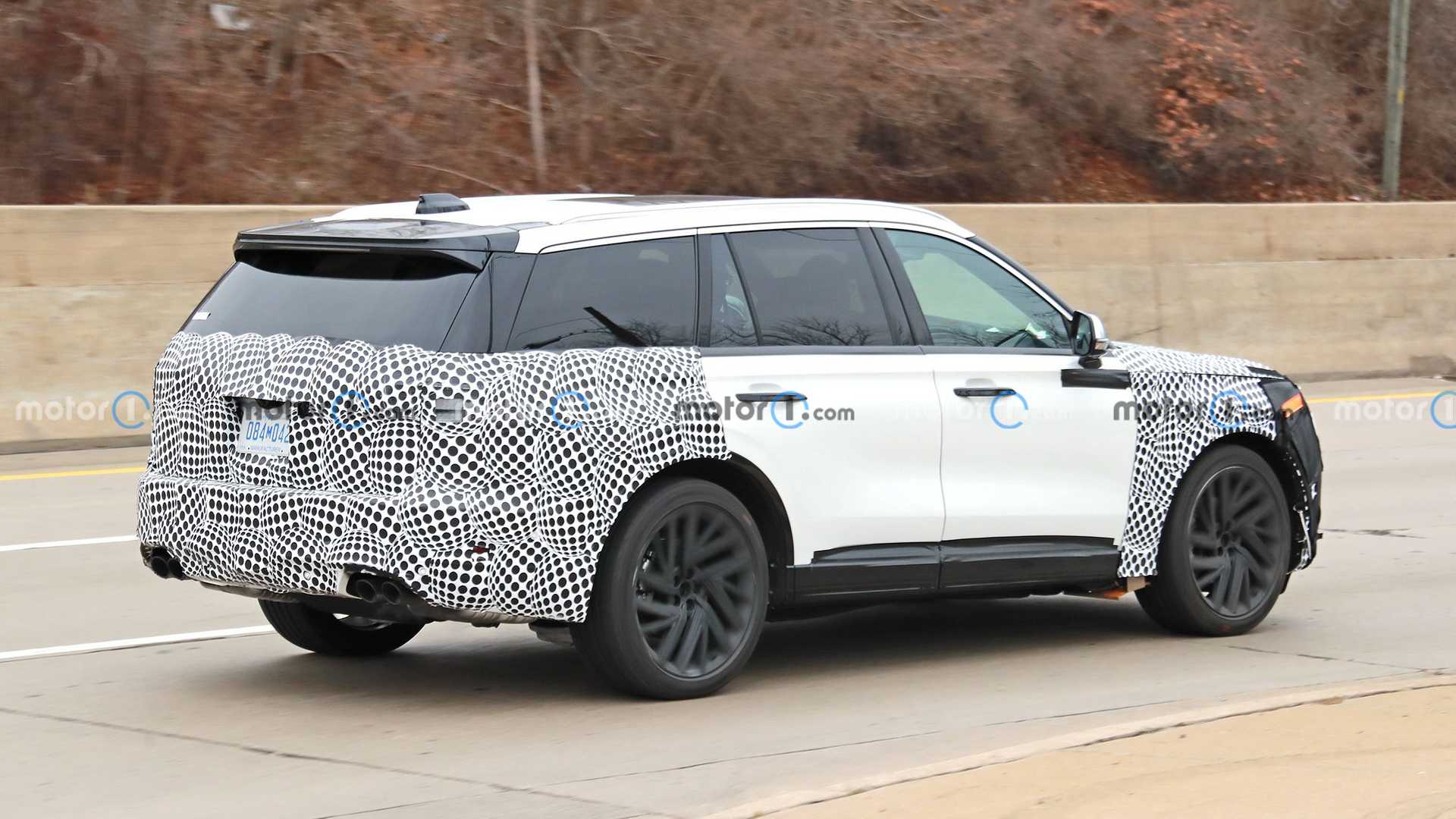 Lincoln Aviator 2024 facelift lần đầu lộ diện, hứa hẹn nhiều nâng cấp 2024-lincoln-aviator-rear-view-spy-photo.jpg