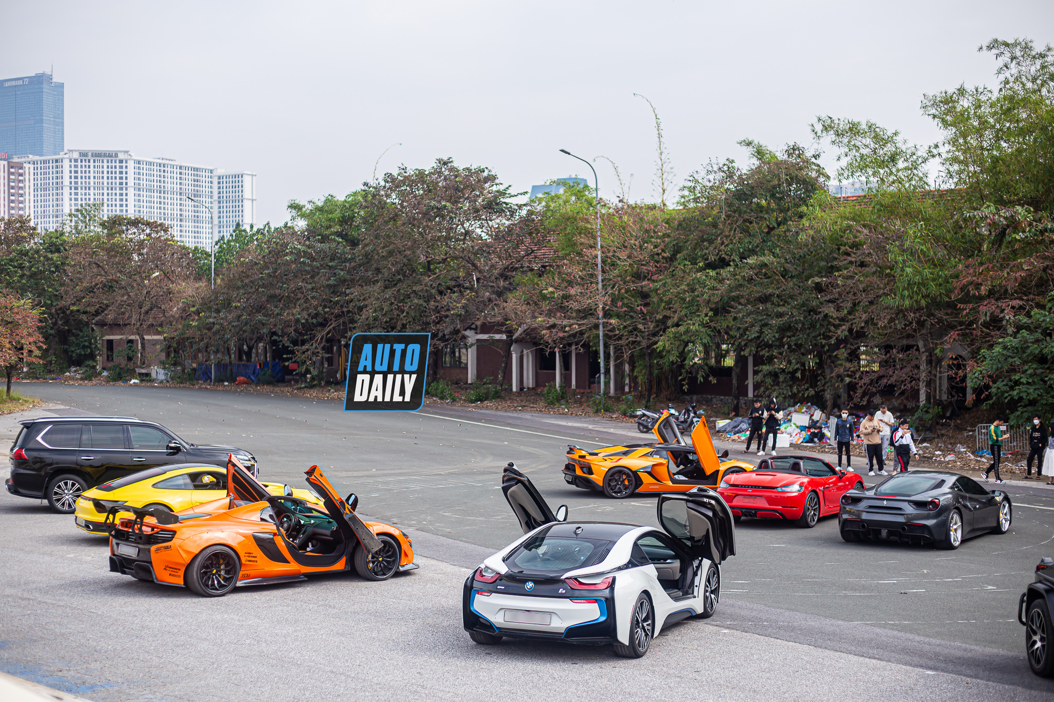 Ngắm dàn siêu xe, xe sang trăm tỷ náo loạn đường phố Hà Nội dịp cuối tuần dan-sieu-xe-tram-ty-ha-noi-autodaily-2.JPG