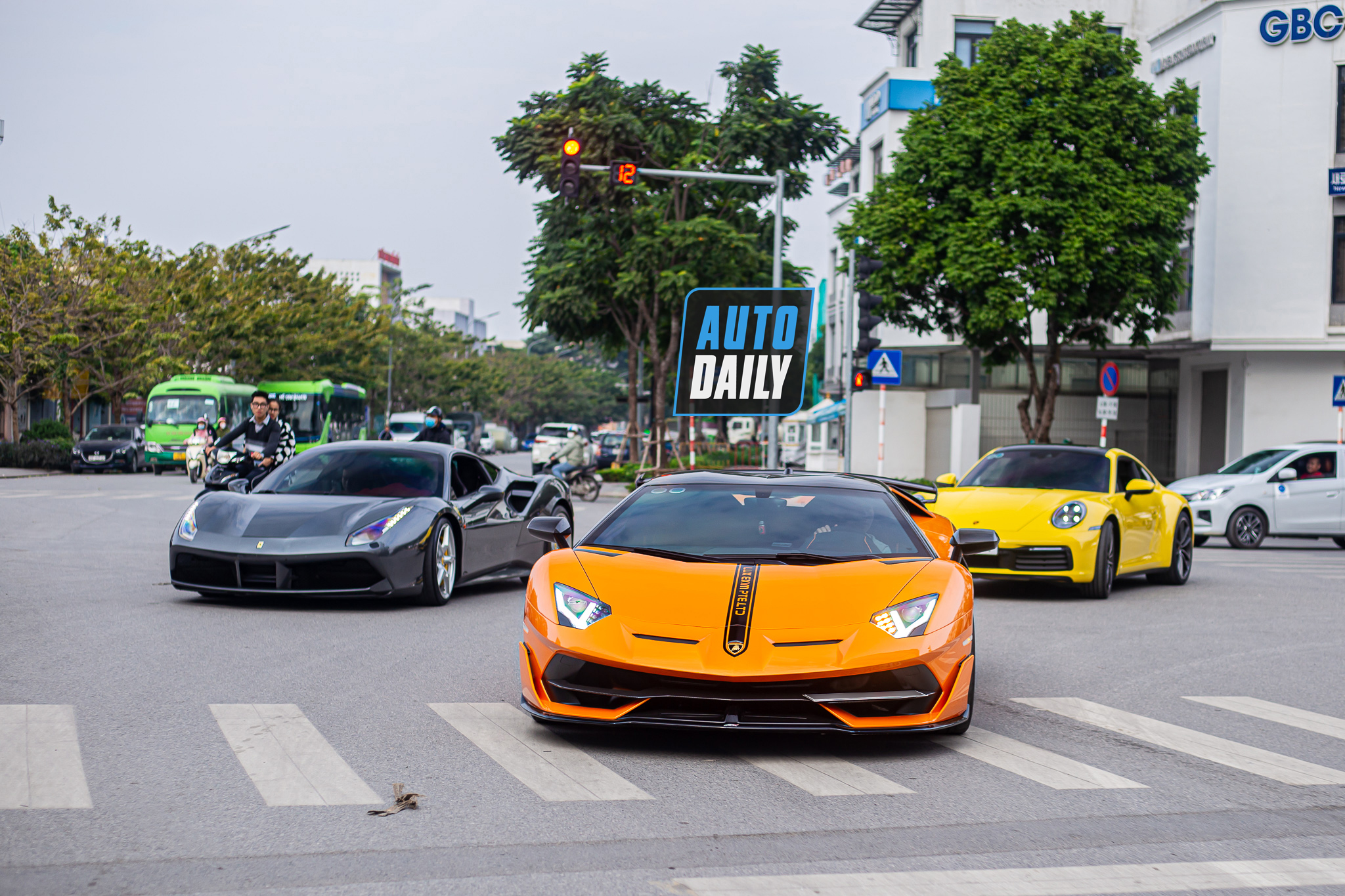 Ngắm dàn siêu xe, xe sang trăm tỷ náo loạn đường phố Hà Nội dịp cuối tuần dan-sieu-xe-tram-ty-ha-noi-autodaily-3.JPG