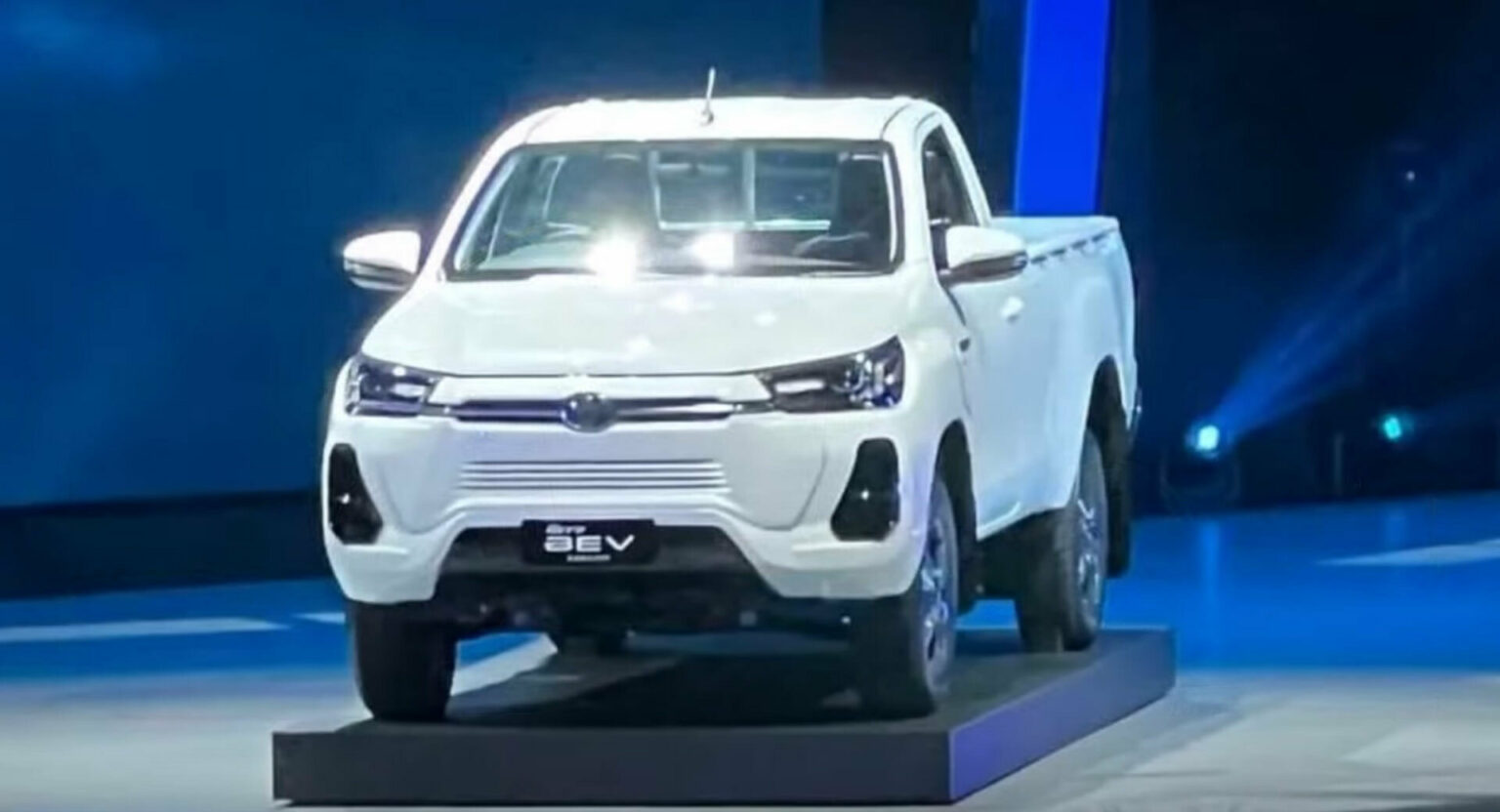 toyota-hilux-2-1536x832.jpg