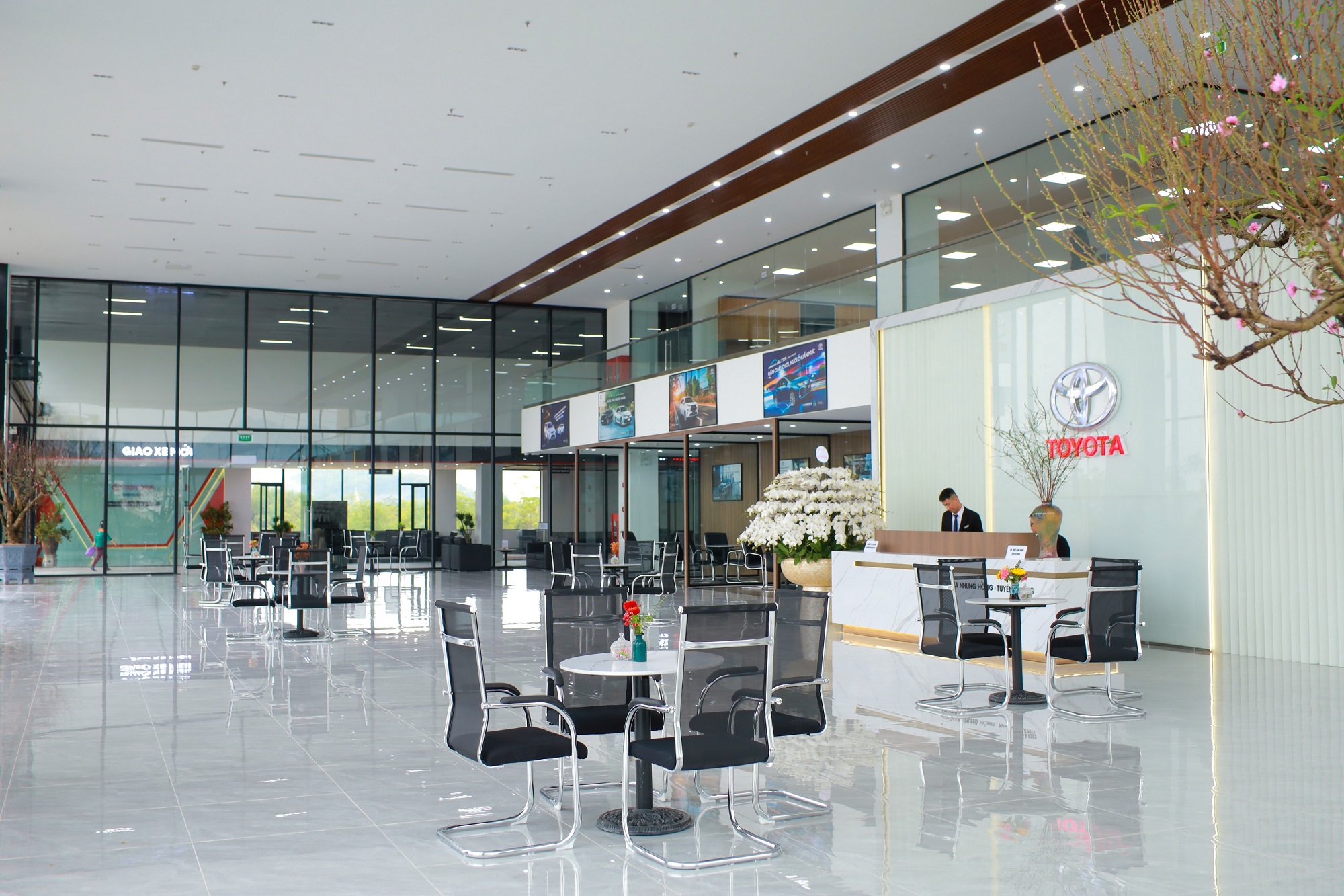 Ra mắt đại lý Toyota Tuyên Quang showroom-1.jpg