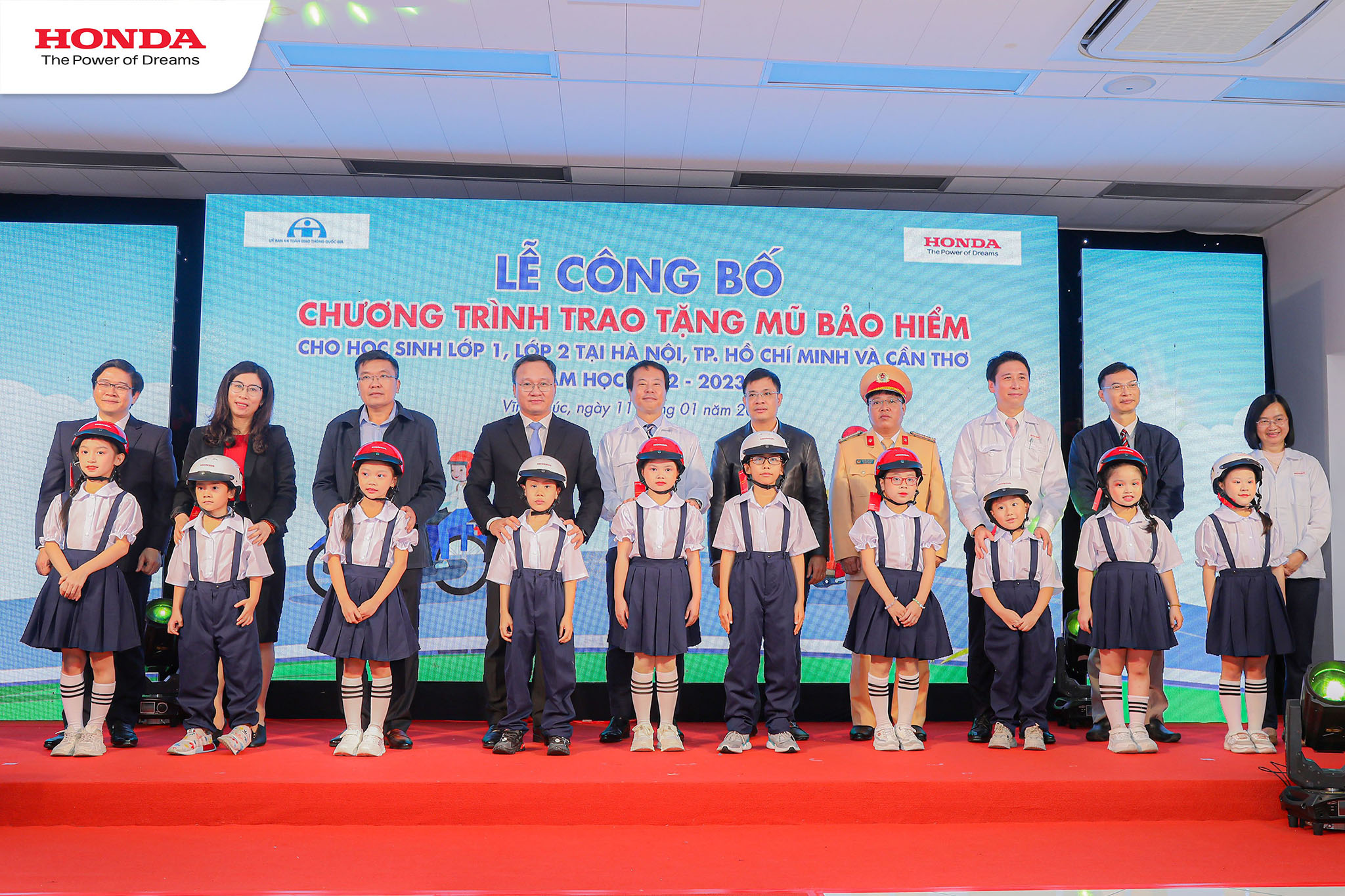 Honda Việt Nam sẽ trao tặng 620.000 mũ bảo hiểm cho học sinh lớp Một và lớp Hai năm học 2022 - 2023 05-dai-dien-cac-ben-trao-tang-mbh-cho-cac-em-hoc-sinh.jpg