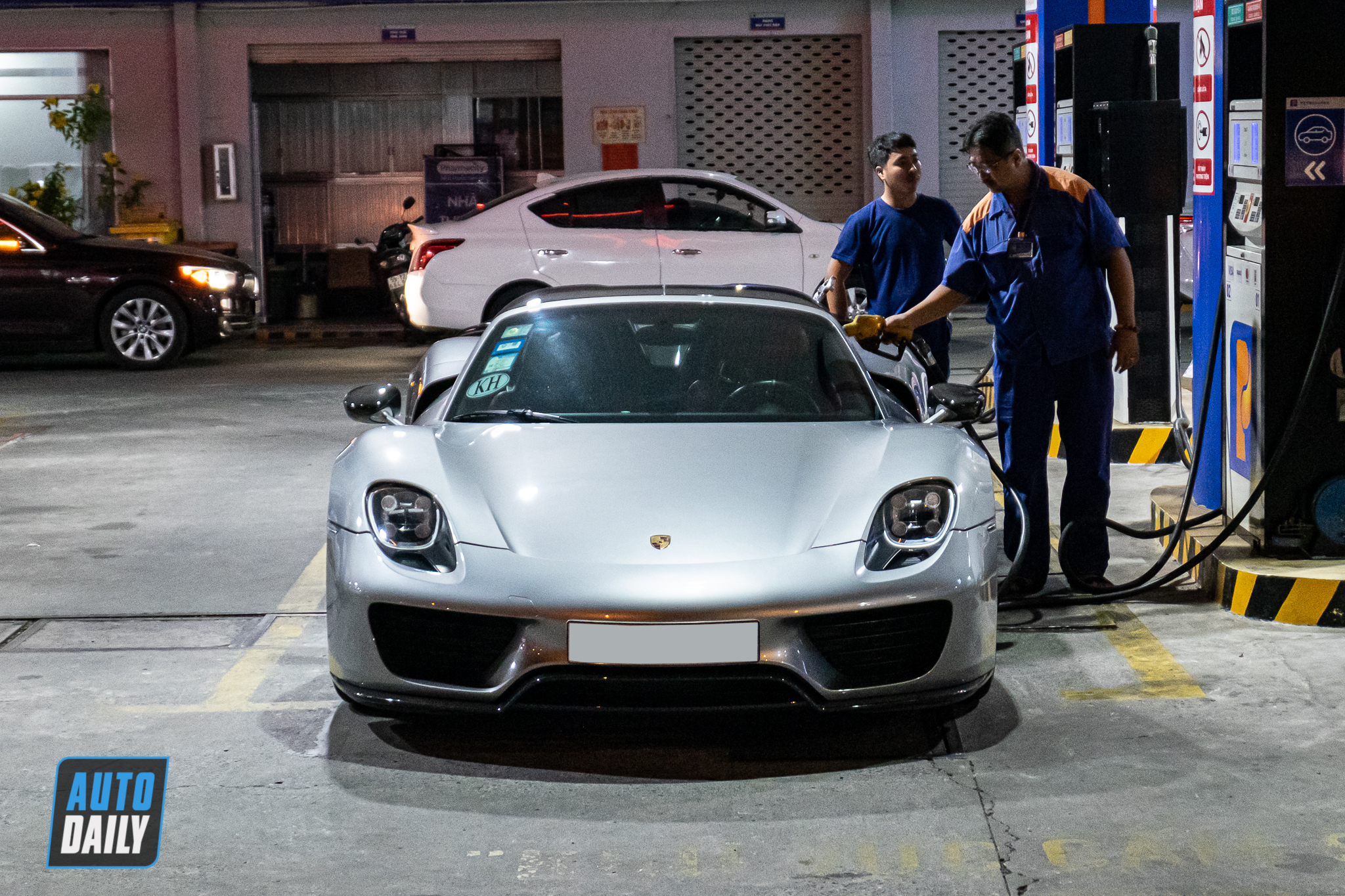 Bắt gặp Porsche 918 Spyder triệu đô của tỷ phú người Việt porsche-918-spyder-autodaily-4.JPG
