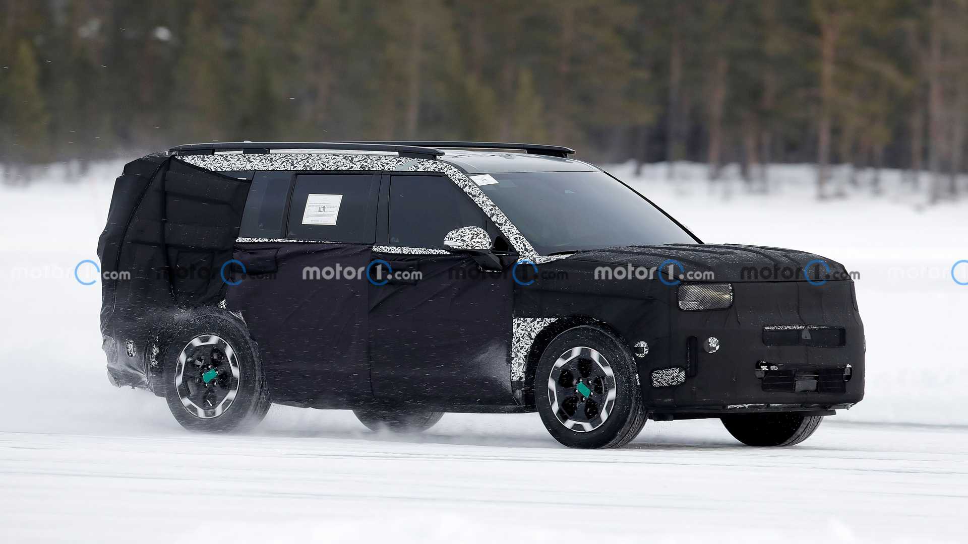 Bắt gặp Hyundai Santa Fe 2024 chạy thử trên đường băng tuyết 2024-hyundai-santa-fe-new-spy-photo-1.jpg