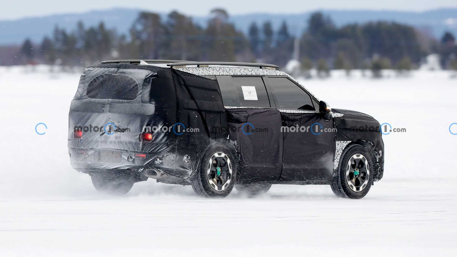 Bắt gặp Hyundai Santa Fe 2024 chạy thử trên đường băng tuyết 2024-hyundai-santa-fe-new-spy-photo-2.jpg