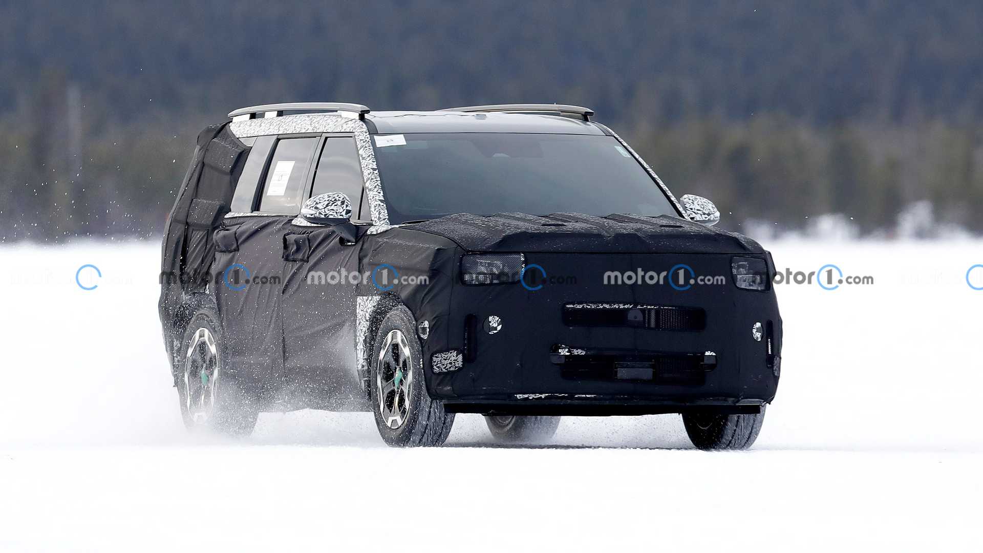 Bắt gặp Hyundai Santa Fe 2024 chạy thử trên đường băng tuyết 2024-hyundai-santa-fe-new-spy-photo.jpg