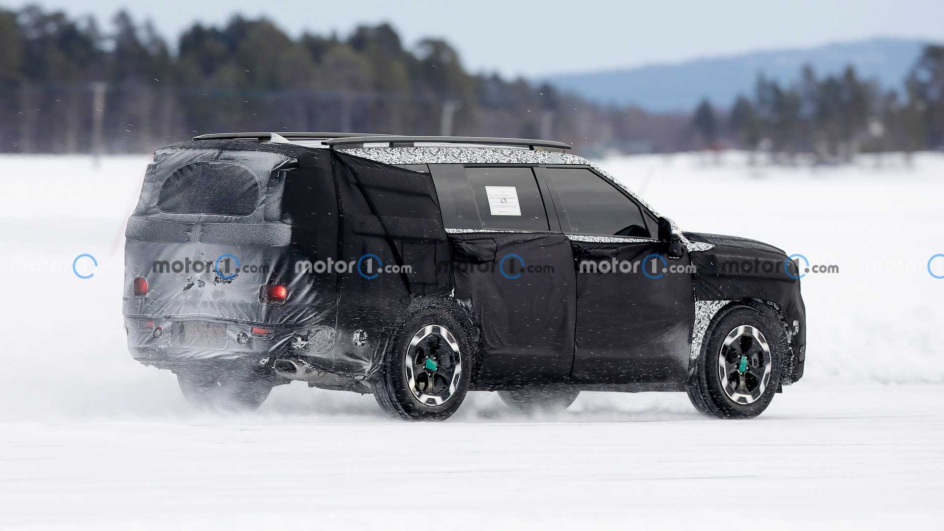 Xem Hyundai Santa Fe 2024 thể hiện khả năng xử lý cực mượt trên đường băng tuyết