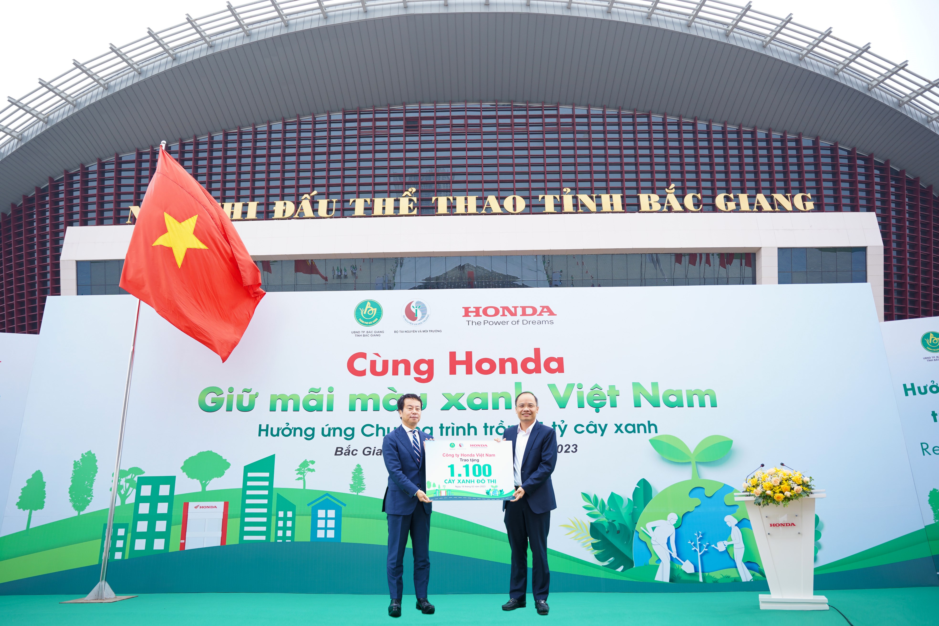 “Ngày hội trồng cây 2023 – Cùng Honda giữ mãi màu xanh Việt Nam” dai-dien-honda-trao-tang-bien-tuong-trung-cho-bac-giang.jpeg