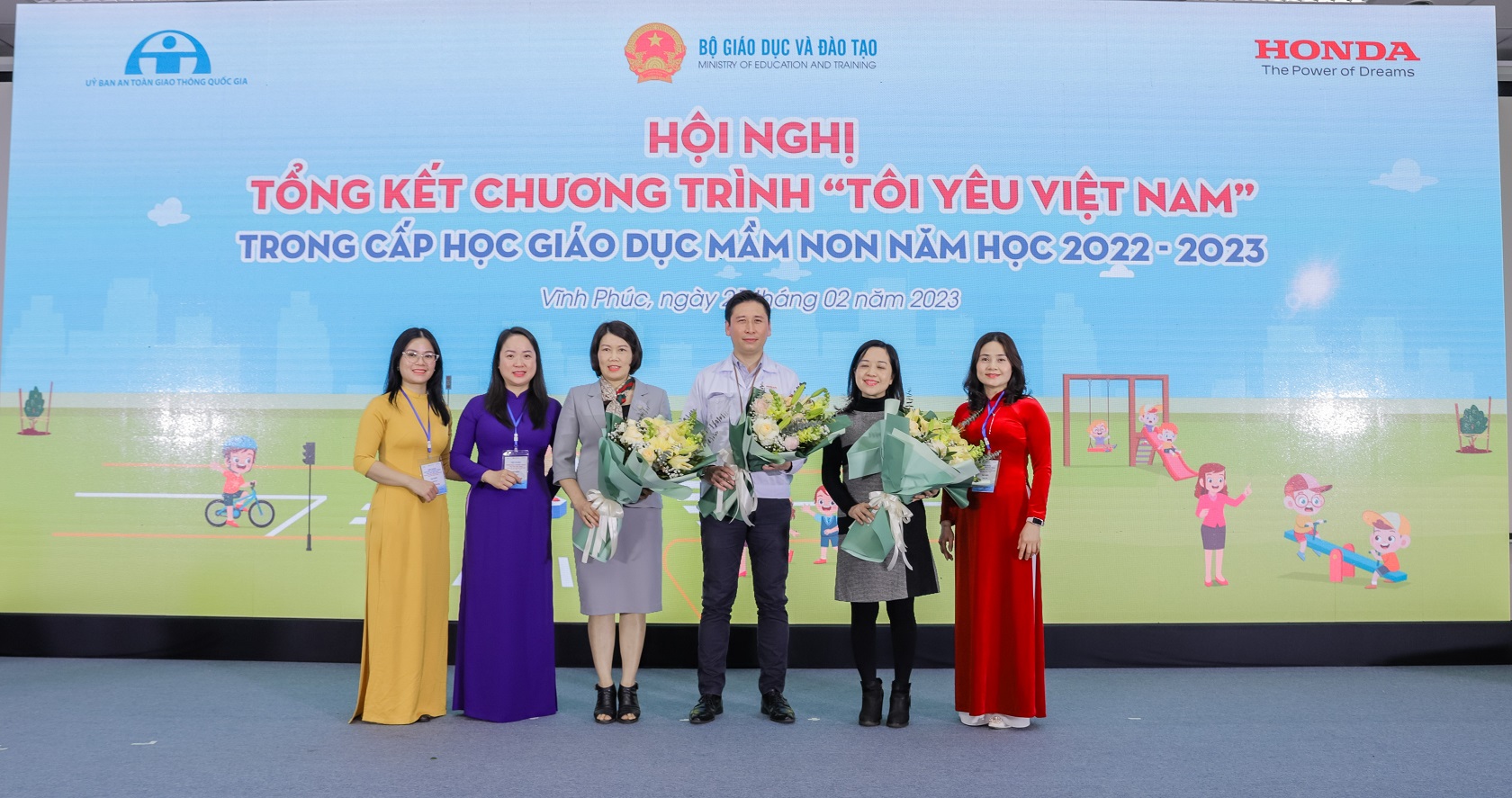 2-dai-dien-cac-co-giao-len-tang-hoa-cam-on-vu-giao-duc-mam-non-bo-gddt-uy-ban-atgt-quoc-gia-va-cong-ty-honda-viet-nam.jpg