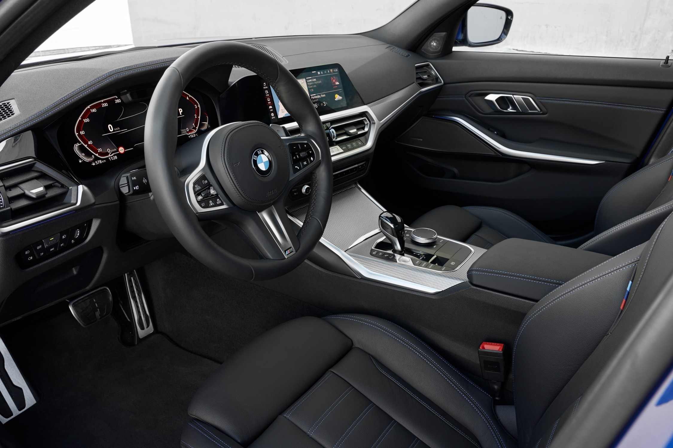 BMW 3 Series và BMW X3: Lựa chọn xe sang nào dành cho bạn? 3-series-03.jpg