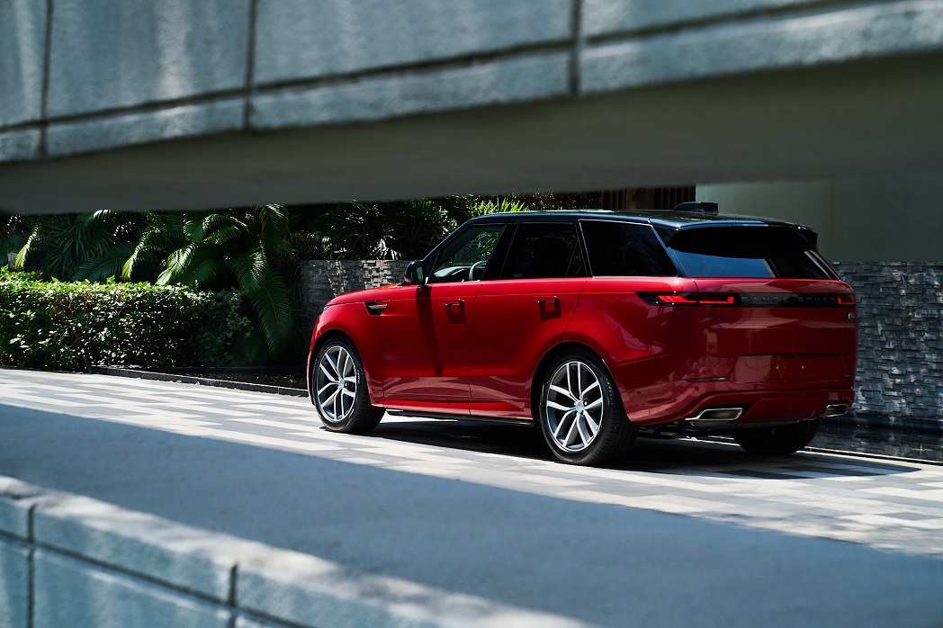 Range Rover Sport 2023 ra mắt tại Việt Nam, giá từ 7,329 tỷ đồng lr-rr-for-dfn08954.jpg
